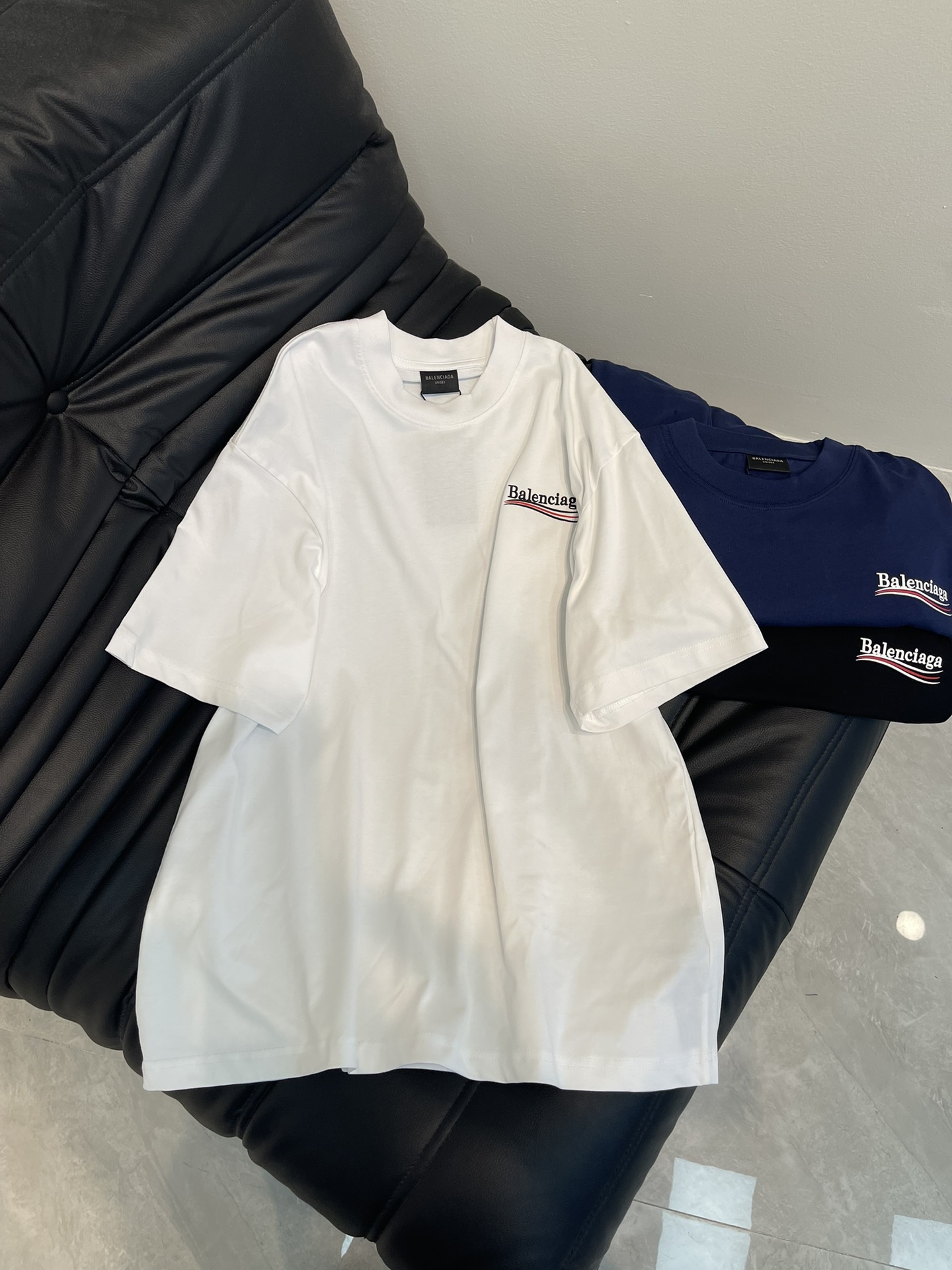 NO:326563,BALENCIG*/Paris #25 new classic Cola printed short-sleeved T-shirt. The fabric is made of Paris ZP fixed-woven and dyed cotton double yarn. The cloth is clean, the cloth is clear, the pattern is soft and comfortable. The thread is fixed-dyed without color difference. The classic pattern print uses environmentally friendly imported glue, precision mesh board. The letters are clear, no burrs and strong three-dimensional sense. The style is OS loose shoulder-shoulder style. The same style for men and women. The color is black. White. Yellow. Size XS-L,,balenciaga,T-shirt,tees,t-shirt,alexander wang19860909BALENCIG*/巴黎#25新款经典款可乐印花短袖T恤.面料采用巴黎ZP定织定染全棉双纱.克重克,布面干净.布纹清晰,柔软舒适.螺纹釆用定染无色差.经典图案印花釆用环保进口胶浆,精密网板.字母清晰.无毛边.立体感强. 版型釆用OS宽松落肩版型.男女同款 颜色黑色.白色.黄色. 尺码XS-L,,balenciaga,T-shirt,tees，t-shirt,alexander wang,Women's clothing