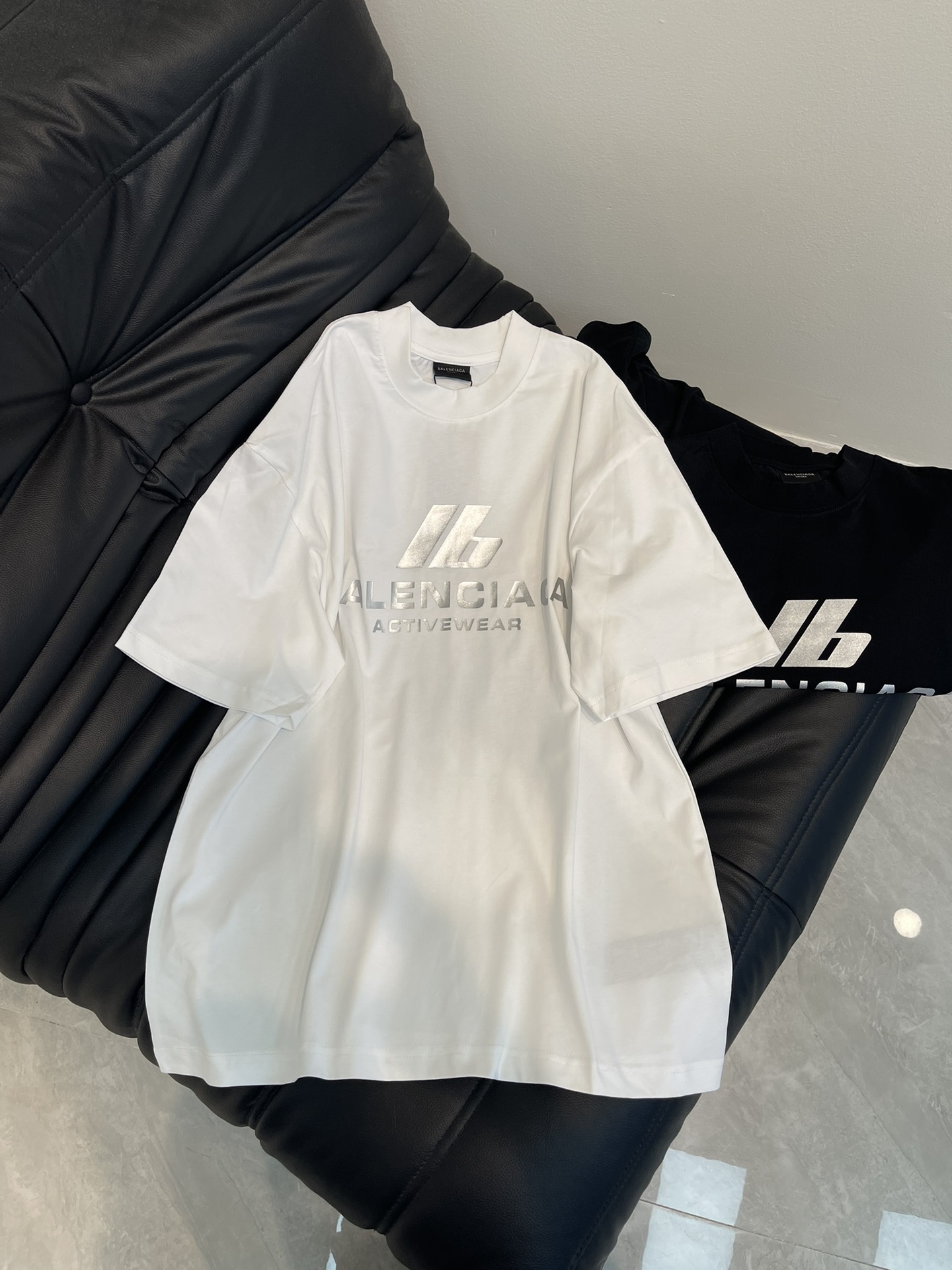 NO:326578,BALENCIG*/Paris.25 new 3M reflective letter printed short-sleeved T-shirt, brick cabinet synchronous. The fabric is made of Paris ZP fixed weaving and dyeing all cotton double yarn. The cloth is heavy, clean, the cloth is clear, soft and comfortable. The thread is fixed dyeing without color difference. The front piece is printed with a reflective film. The effect is three-dimensional. The style is OS loose shoulder-mounted. Men and women are the same color black, beige Size XS-L AA2,,balenciaga,T-shirt,tees,t-shirt,alexander wang19860909BALENCIG*/巴黎.25新款3M反光字母印花短袖T恤,砖柜同步.面料采用巴黎ZP定织定染全棉双纱.克重克,布面干净.布纹清晰,柔软舒适.螺纹釆用定染无色差.前片印花有反光膜.效果立体.版型釆用OS宽松落肩版型. 男女同款 颜色黑色,米白 尺码XS-L AA2,,balenciaga,T-shirt,tees，t-shirt,alexander wang,Women's clothing
