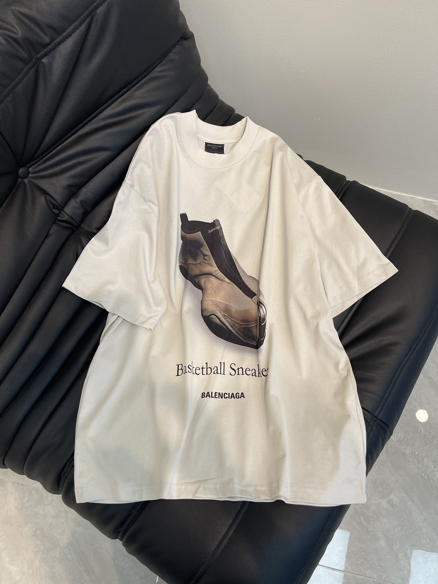 NO:326566,BALENCIG*/Paris.25 latest shoes are directly sprayed printed short-sleeved T-shirt on the front and back. The brick cabinet is synchronized. The fabric is made of Paris ZP fixed-woven and dyed cotton double yarn. The cloth is heavy, and the cloth is clean. The cloth is clear, soft and comfortable. The thread is fixed-dyed without color difference. The printing is direct-sprayed environmentally friendly imported materials. The letters are clear and the effect is three-dimensional. The style is OS loose shoulder-shoulder style. Men and women are the same color gray and white Size XS-L A,,balenciaga,T-shirt,tees,t-shirt,alexander wang19860909BALENCIG*/巴黎.25最新款鞋履前面后面直喷印花短袖T恤.砖柜同步.面料采用巴黎ZP定织定染全棉双纱.克重克,布面干净.布纹清晰,柔软舒适.螺纹釆用定染无色差.印花采用直喷环保进口材料.字母清晰,效果立体.版型釆用OS宽松落肩版型. 男女同款 颜色灰白 尺码XS-L A,,balenciaga,T-shirt,tees，t-shirt,alexander wang,Women's clothing