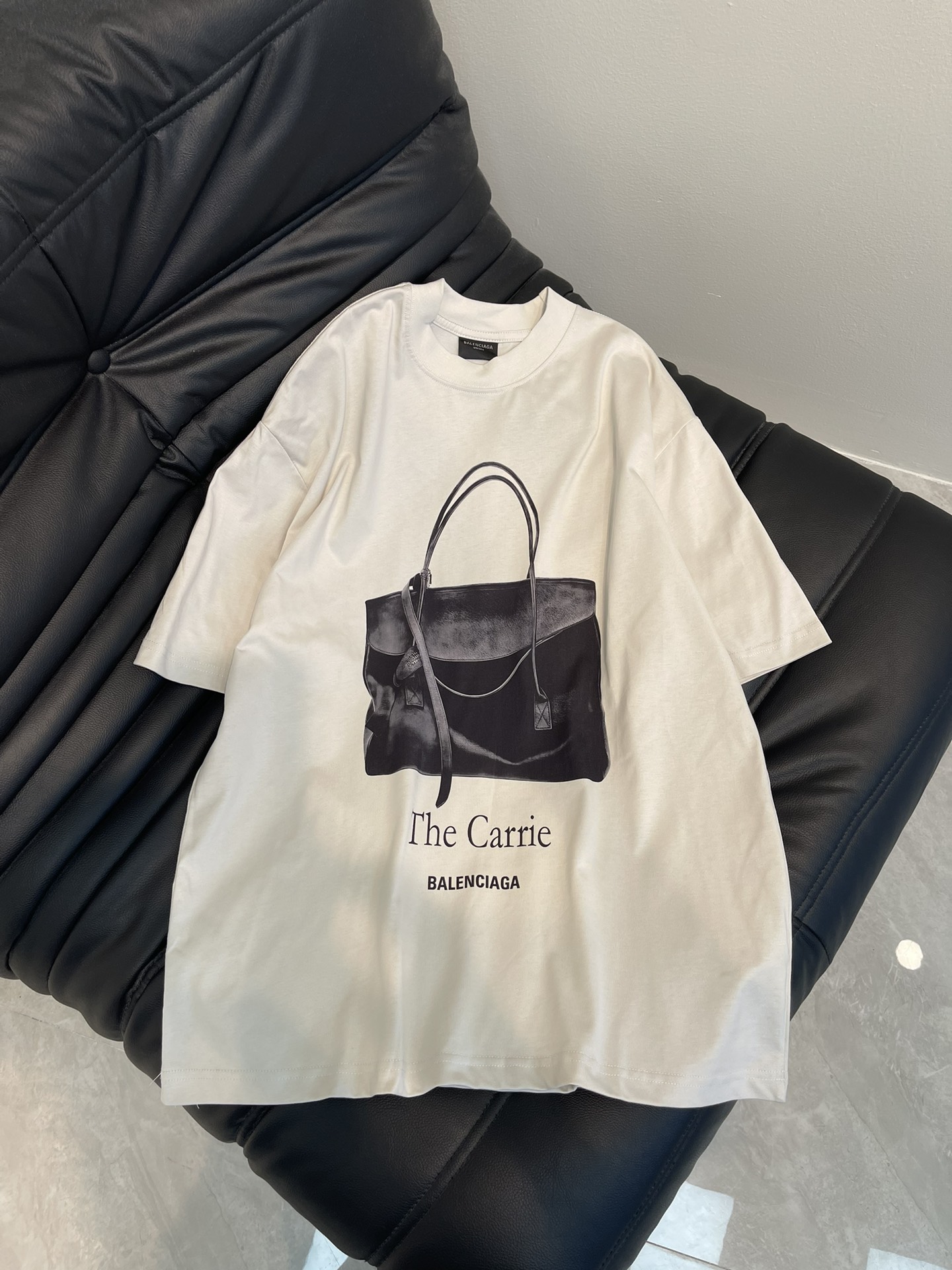 NO:326570,BALENCIG*/Paris 25 latest Paris handbag direct-shot printed short-sleeved T-shirt on the front and back. The brick cabinet is synchronized. The fabric is made of Paris ZP fixed-woven and dyed cotton double yarn. The cloth is clean, the cloth is clear, the cloth is soft and comfortable. The thread is fixed-dyed without color difference. The printing is direct-shot environmentally friendly imported materials. The letters are clear and the effect is three-dimensional. The style is OS loose shoulder-shoulder style. Men and women are the same color gray and white Size XS-L,,balenciaga,T-shirt,tees,t-shirt,alexander wang19860909BALENCIG*/巴黎25最新款巴黎手提包前面后面直喷印花短袖T恤.砖柜同步. 面料采用巴黎ZP定织定染全棉双纱.克重克,布面干净.布纹清晰,柔软舒适.螺纹釆用定染无色差.印花采用直喷环保进口材料.字母清晰,效果立体.版型釆用OS宽松落肩版型. 男女同款 颜色灰白 尺码XS-L,,balenciaga,T-shirt,tees，t-shirt,alexander wang,Women's clothing