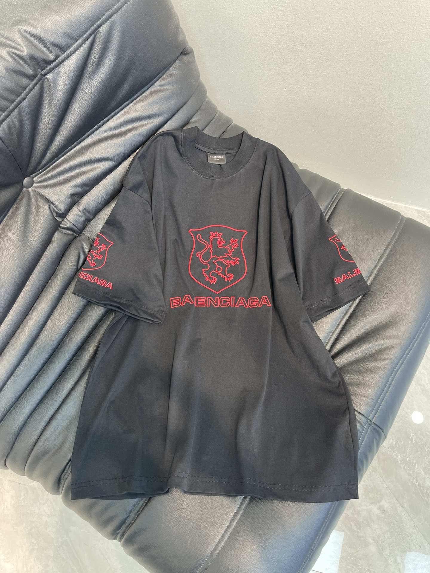 NO:326571,BALENCIG*/Paris 25 new LION CLUB letter logo front and back, exquisite embroidered short-sleeved T-shirt with left and right cuffs. Brick cabinet synchronized. The fabric is made of Paris ZP fixed-woven fixed-dyed cotton double yarn tight cotton. The cloth is heavy, the cloth is clean, the cloth is clear, the fabric is soft and comfortable, the color fastness is good, and the thread is not easy to change color. The thread is fixed-woven fixed-dyed without color difference. The embroidery is made of Tiandao embroidery machine, the pattern is clear and the letters are three-dimensional. The style is OS loose shoulder-length. Men and women are the same color black. Size XS-L A,,balenciaga,T-shirt,tees,t-shirt,alexander wang19860909BALENCIG*/巴黎25新款LION CLUB字母logo前后面 左右袖口精致刺绣短袖T恤.砖柜同步.面料采用巴黎ZP定织定染全棉双纱紧密棉.克重克,布面干净.布纹清晰.柔软舒适.色牢度好.不易变色.螺纹釆用定织定染无色差.绣花釆用田岛绣花机,图案清晰 字母立体.版型釆用OS宽松落肩版型. 男女同款 颜色黑色 尺码XS-L A,,balenciaga,T-shirt,tees，t-shirt,alexander wang,Women's clothing