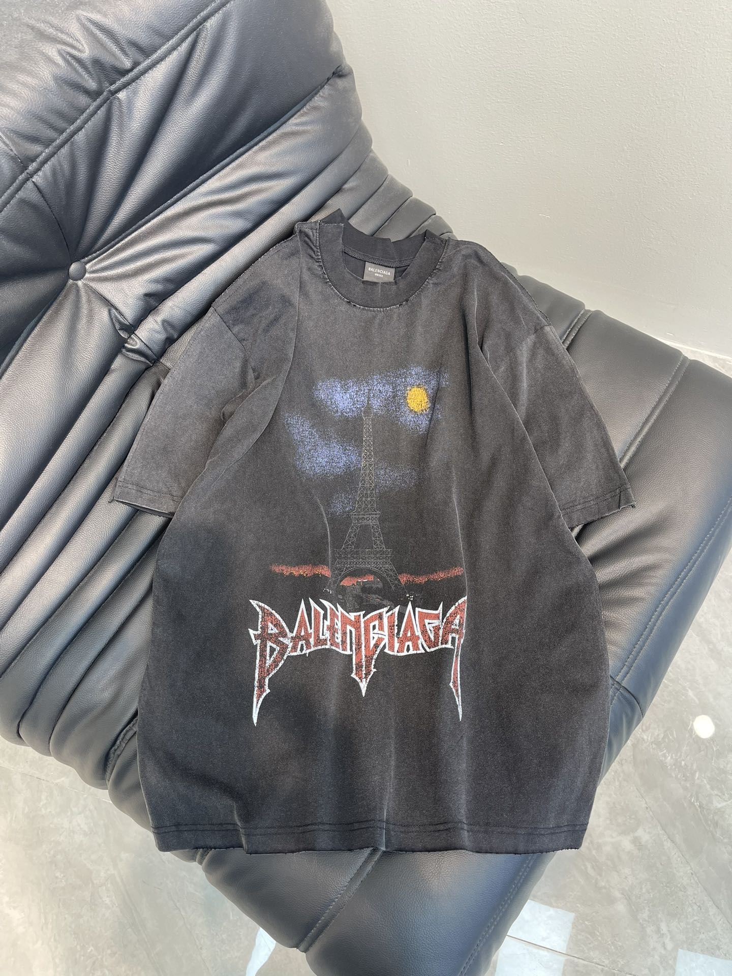 NO:326582,BALENCIG*/Paris.25 new Paris. Tokyo Tower limited edition Japan. Front and rear sheets direct-shot printed and worn-out short-sleeved T-shirt. Brick cabinet synchronous. The fabric is made of Paris ZP fixed-woven and dyed cotton double yarn. The cloth is clean, the cloth is clear, soft and comfortable. The thread is fixed-dyed without color difference. The printing is made of environmentally friendly imported materials direct-shot printed, with clear letters and three-dimensional effect. The whole garment is washed and worn-out. The style is OS loose shoulder-shouldered. Men and women are the same color black and blue. Rice gray Size XS-L A,,balenciaga,T-shirt,tees,t-shirt,alexander wang19860909BALENCIG*/巴黎.25新款巴黎.日本东京铁塔限定款.前后片直喷印花磨烂水洗做旧短袖T恤.砖柜同步.面料采用巴黎ZP定织定染全棉双纱.克重克,布面干净.布纹清晰,柔软舒适.螺纹釆用定染无色差.印花采用环保进口材料直喷印花,字母清晰,效果立体.整件成衣水洗做旧磨烂.版型釆用OS宽松落肩版型. 男女同款 颜色黑蓝.米灰 尺码XS-L A,,balenciaga,T-shirt,tees，t-shirt,alexander wang,Women's clothing