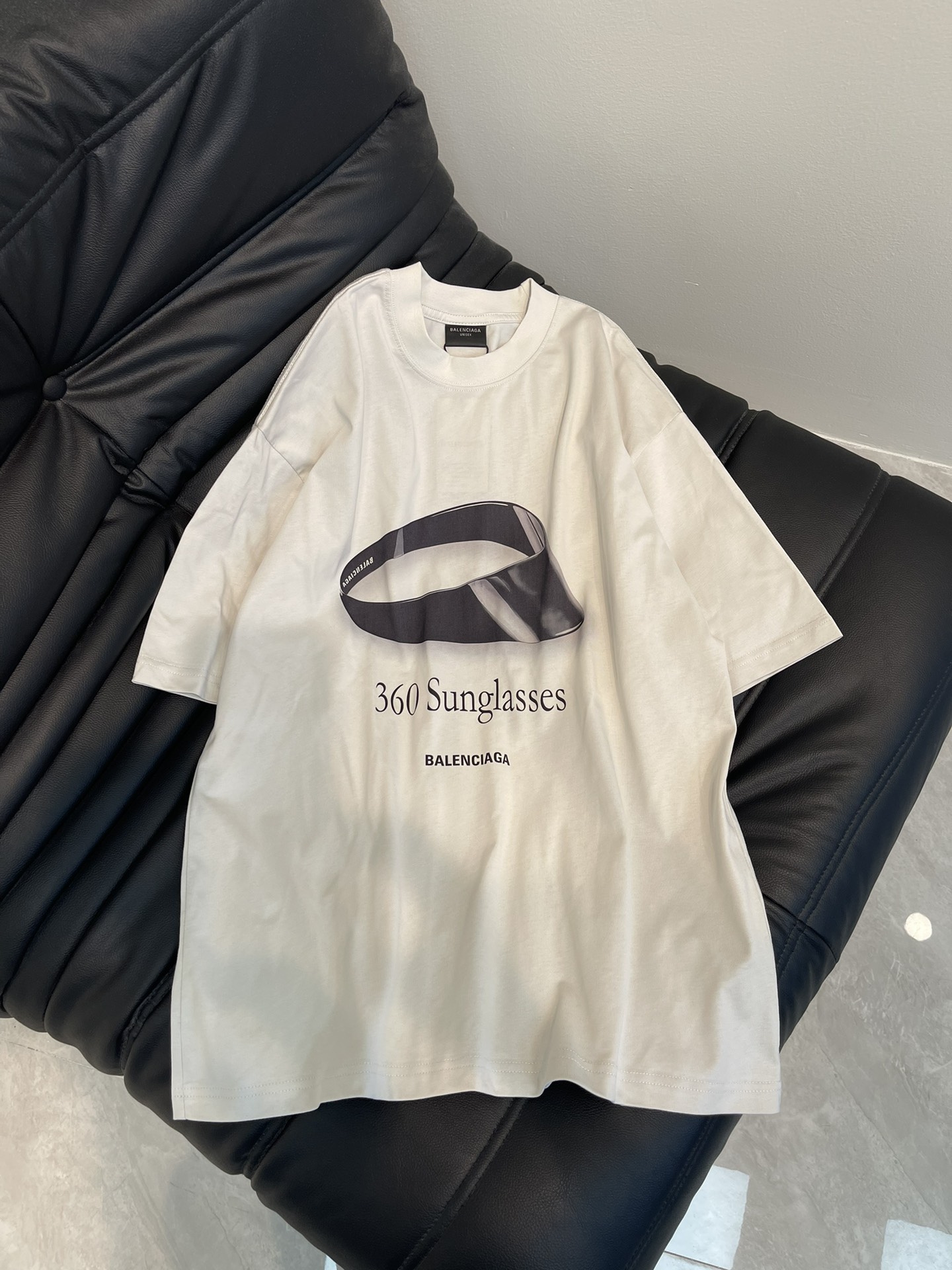 NO:326574,BALENCIG*/Paris.25 latest sunglasses direct-shot printed short-sleeved T-shirt on the front and back. The brick cabinet is synchronized. The fabric is made of Paris ZP fixed-woven and dyed cotton double yarn. The cloth is clean, the cloth is clear, soft and comfortable. The thread is fixed-dyed without color difference. The printing is direct-shot environmentally friendly imported materials. The letters are clear and the effect is three-dimensional. The style is OS loose shoulder-shoulder style. Men and women are the same color gray and white Size XS-L,,balenciaga,T-shirt,tees,t-shirt,alexander wang19860909BALENCIG*/巴黎.25最新款墨镜前面后面直喷印花短袖T恤.砖柜同步. 面料采用巴黎ZP定织定染全棉双纱.克重克,布面干净.布纹清晰,柔软舒适.螺纹釆用定染无色差.印花采用直喷环保进口材料.字母清晰,效果立体.版型釆用OS宽松落肩版型. 男女同款 颜色灰白 尺码XS-L,,balenciaga,T-shirt,tees，t-shirt,alexander wang,Women's clothing