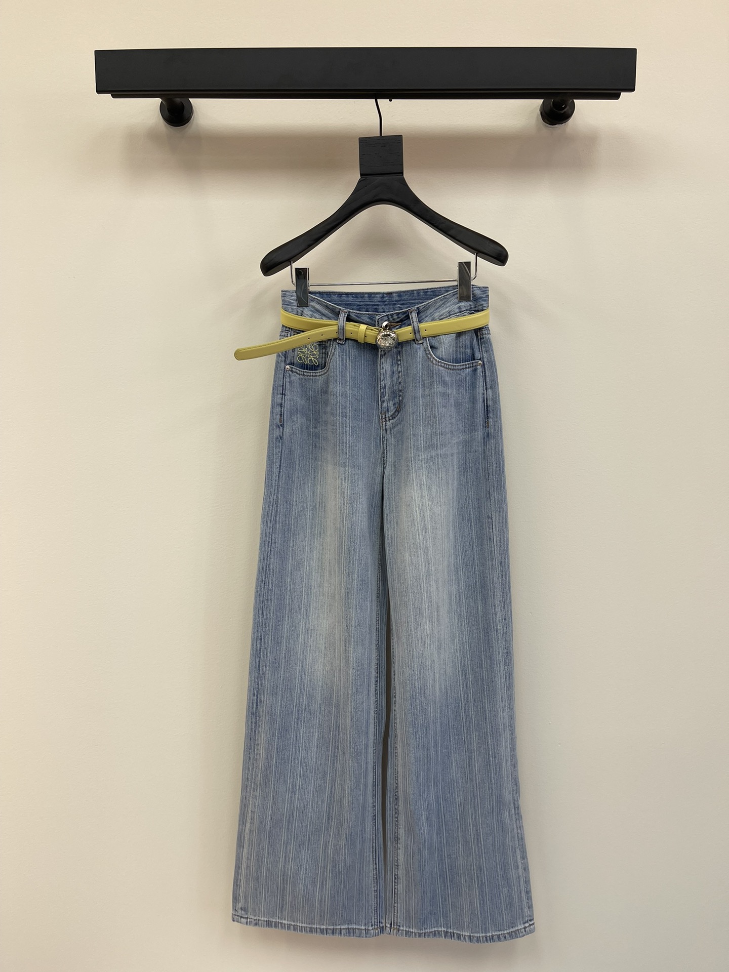 NO:326006,Loew*25 new contrast belt straight jeans. It uses high-end customized fabrics, which are very comfortable to wear. The conventional design is good, and the three-dimensional contrast embroidery adds visual charm. The pattern of the pants will be very delicate, which is a very good fabric. Stretch denim has good moisture absorption and breathability, the cloth surface is soft and the feel is very smooth, making it a favorite choice for everyone!  SML, loewe, jeans, alexander wang19860909Loew*25新款撞色腰带直筒牛仔裤.采用高端定制面料,牛仔穿起来非常舒适,常规设计,包容性好,立体撞色刺绣增添视觉魅力,而且裤子的纹路会非常细腻,是非常好的面料.弹力牛仔具有良好的吸湿性和透气性,布面光泽柔和,手感也非常细滑,成为众人最爱的选择！SML,,loewe,jeans,alexander wang,Women's clothing