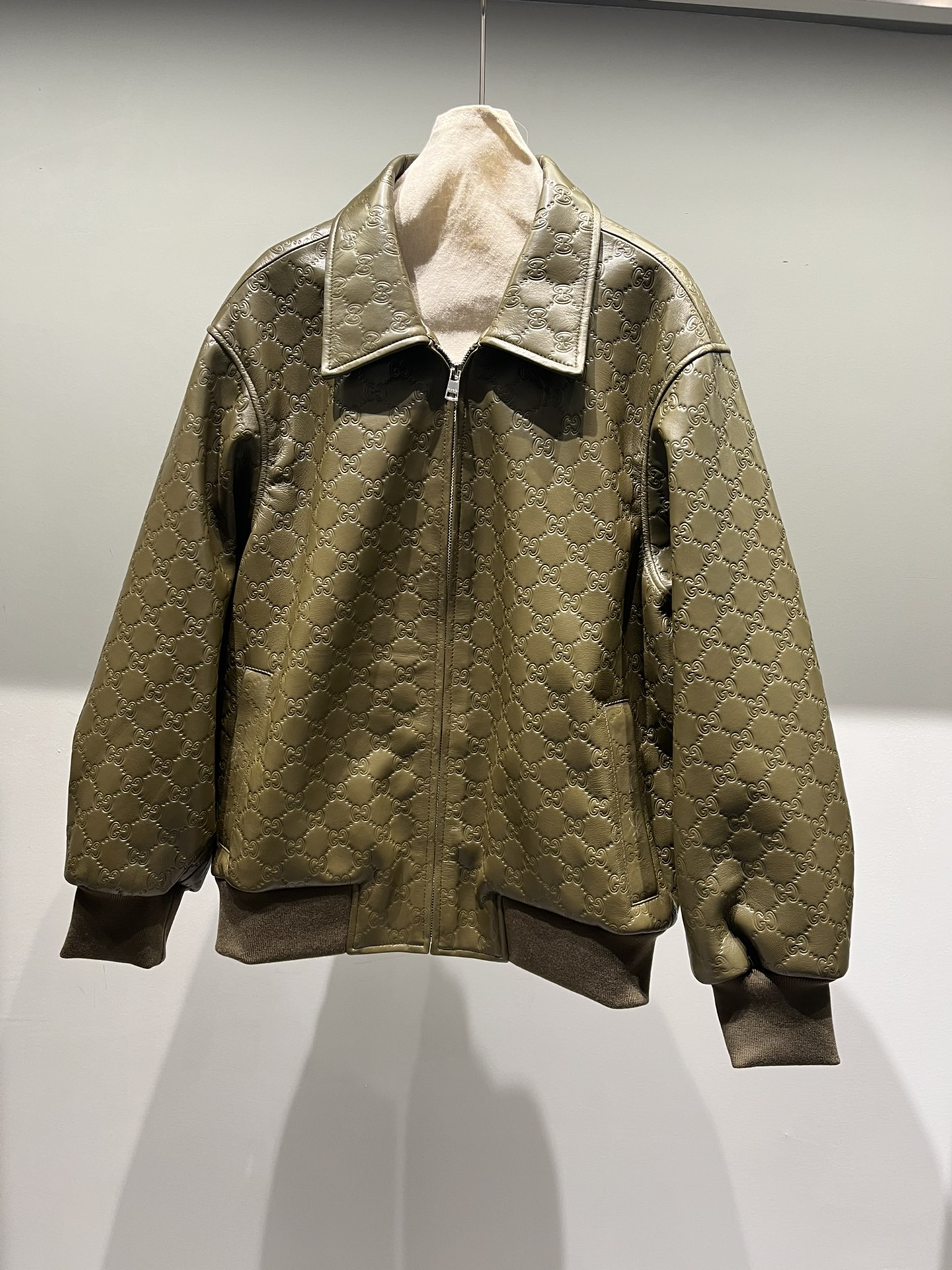 NO:723157,Gucci sheepskin embossed baseball jersey, loose and wide, not flattering on your figure, Gucci-clothing, gucci, sheepskin,19860909古奇羊皮压花棒球服,宽松阔版,不挑身材,古驰-服装,gucci,sheepskin,,Women's clothing