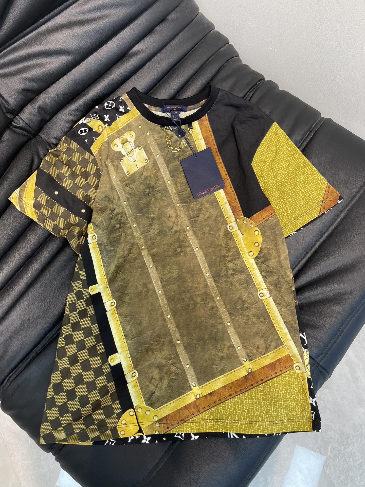 NO:326001,Louis Vuitto*25 spring and summer new round neck printed chain short-sleeved T-shirt custom YB twill cotton material breathable and comfortable, full texture Loose T-shirt cut highlights the brand style Made of gram-weight pure cotton, slightly elastic, and gives a slimming visual effect. The neckline is marked with metal letters and chain black thread edges as the design highlights. The large body is positioned and printed with brown and black checkerboard chess pattern and locks. The atmosphere is fashionable and handsome. The inner wear is outstanding. SM,,louis vuitton, T-shirt,tees, t-shirt,alexander wang19860909Louis Vuitto*25春夏新品圆领印花链条短袖T恤 定制YB斜纹全棉材质 透气舒适 质感十足 宽松T恤裁剪 凸显品牌格调 采用克重纯棉制成 略带有弹力 呈现显瘦视觉效果 领口以金属字母标链条黑色螺纹包边作设计亮点 大身定位满印棕黑色系棋盘格纹和锁扣等品牌元素 氛围时髦帅气 单穿内搭都出彩 SM,,louis vuitton,T-shirt,tees，t-shirt,alexander wang,Women's clothing