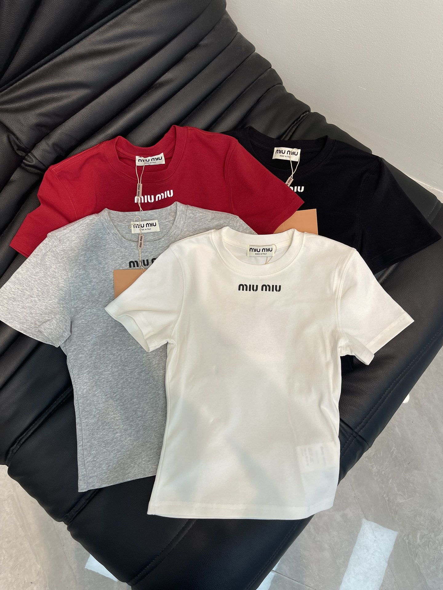 NO:326011,Miumi*25 spring and summer new elastic small version of letter pressing short-sleeved T-shirt. Imported pure cotton fabric, the classic style is versatile and not picky, and the upper body is very beautiful!  SML, miumiu, T-shirt,tees, t-shirt,alexander wang19860909Miumi*25春夏新款弹力小版字母压胶短袖T恤.进口纯棉面料,经典版型百搭不挑人,上身非常漂亮！SML,,miumiu,T-shirt,tees，t-shirt,alexander wang,Women's clothing