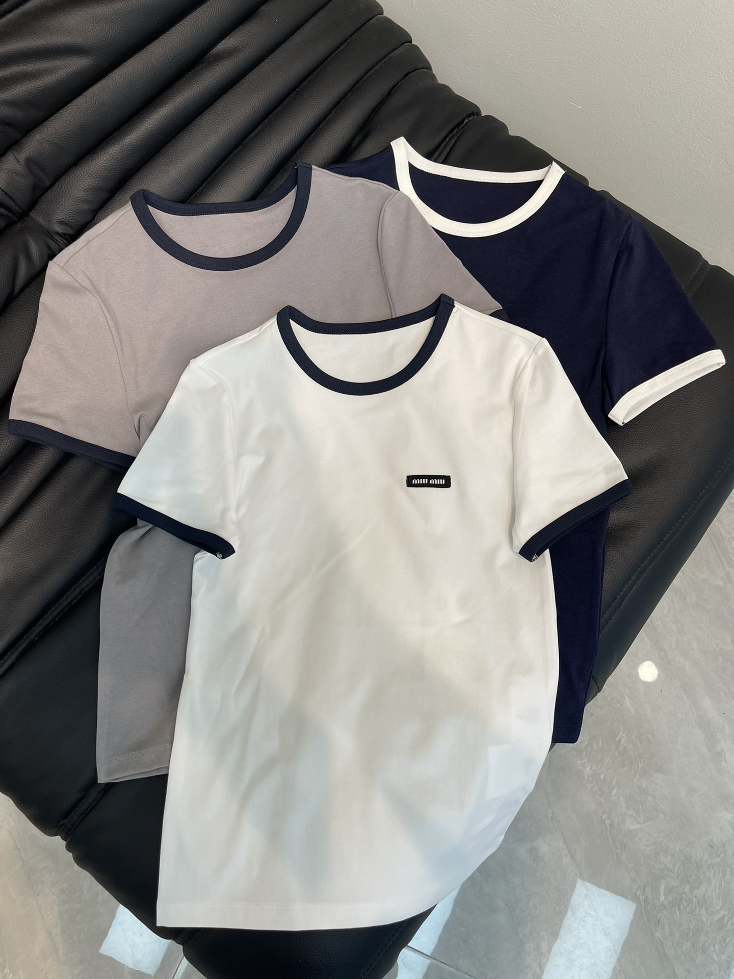 NO:325999,Miu*25 Spring and Summer New Style Contrast Color Edge Round Neck Logo Letter Embroidered Short Sleeve T-shirt!  This is definitely a must-have item for everyone!  Overall custom tailoring design!  Combined with comfort!  Hold on to the high-end outfit!  The simple and elegant small-size design really shows the perfect length of the body. The visual automatically divides the figure into a golden ratio and makes it look slim and versatile. Who can't love it!  Whether wearing it alone or applying it to the base, it is amazing!  Customized fabric texture is super good and versatile in all seasons!  SM, miumiu, T-shirt,tees,t-shirt,gold,alexander wang19860909Miu*25春夏新款 撞色边圆领徽标字母刺绣短袖T恤！这款绝对是人手必备的单品！整体定制裁剪设计！与舒适度兼具！高级感穿搭拿捏住了！简约大气的小版型设计真的巨显身材恰到好处的衣长 视觉自动将身材分割出黄金比例显瘦百搭谁能不爱！无论单穿或者打底都很绝！定制面料质感超级赞四季百搭的单品！SM,,miumiu,T-shirt,tees，t-shirt,gold,alexander wang,Women's clothing