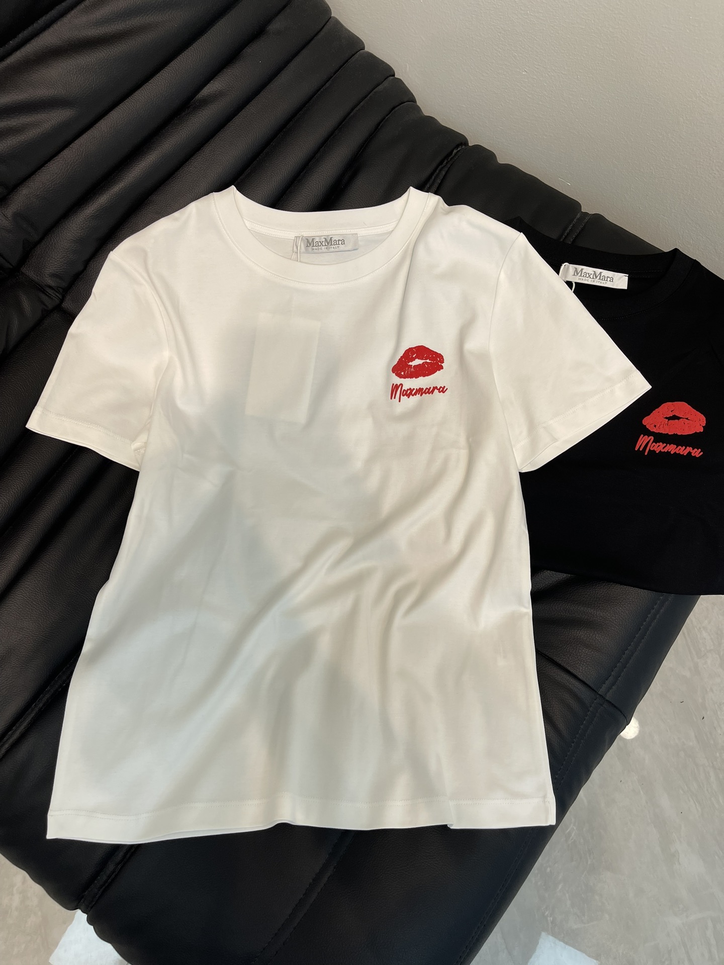 NO:326005,Max*25 spring and summer new red lip letter printed short-sleeved T-shirt. High-end imported mercerated cotton fabric, the classic style is versatile and not picky, and the upper body is very beautiful!  SML, T-shirt,tees,t-shirt,alexander wang19860909Max*25春夏新款红唇字母印花短袖T恤.高级进口丝光棉面料,经典版型百搭不挑人,上身非常漂亮！SML,,T-shirt,tees，t-shirt,alexander wang,Women's clothing