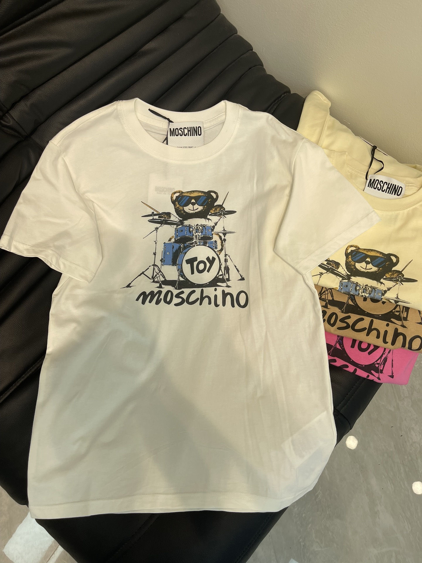 NO:326007,MOS*25 spring and summer new drum bear printed short-sleeved T-shirt. Imported pure cotton fabric, the classic style is versatile and not picky, and the upper body is very beautiful!  SML, T-shirt,tees,t-shirt,alexander wang19860909MOS*25春夏新款打鼓小熊印花短袖T恤.进口纯棉面料,经典版型百搭不挑人,上身非常漂亮！SML,,T-shirt,tees，t-shirt,alexander wang,Women's clothing