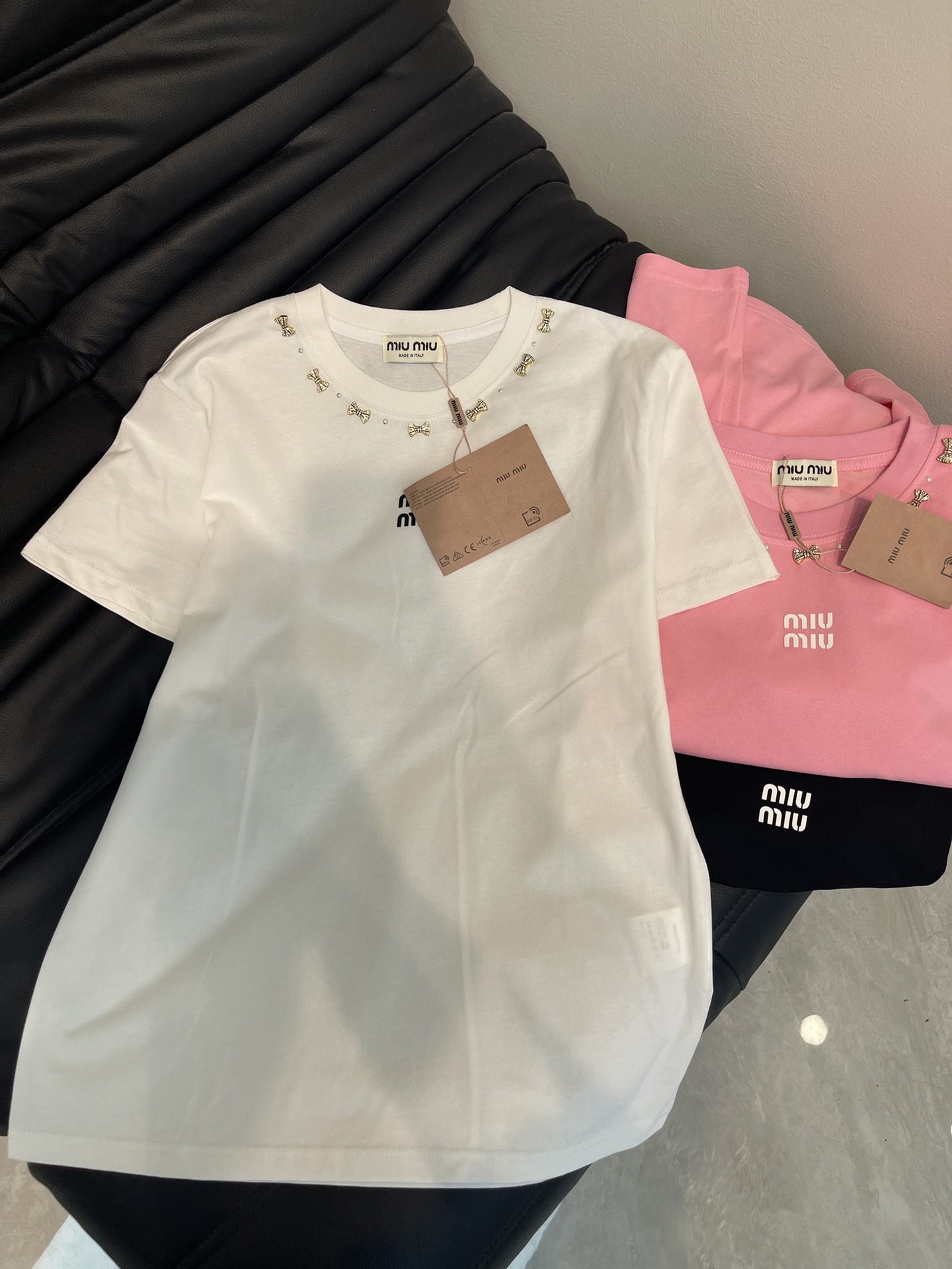 NO:326009,Miumi*25 spring and summer new product butterfly diamond bead letter short-sleeved T-shirt. Imported pure cotton fabric, the classic style is versatile and not picky, and the upper body is very beautiful!  SML A,,miumiu,T-shirt,tees,t-shirt,alexander wang19860909Miumi*25春夏新品蝴蝶钻钉珠字母短袖T恤.进口纯棉面料,经典版型百搭不挑人,上身非常漂亮！SML A,,miumiu,T-shirt,tees，t-shirt,alexander wang,Women's clothing