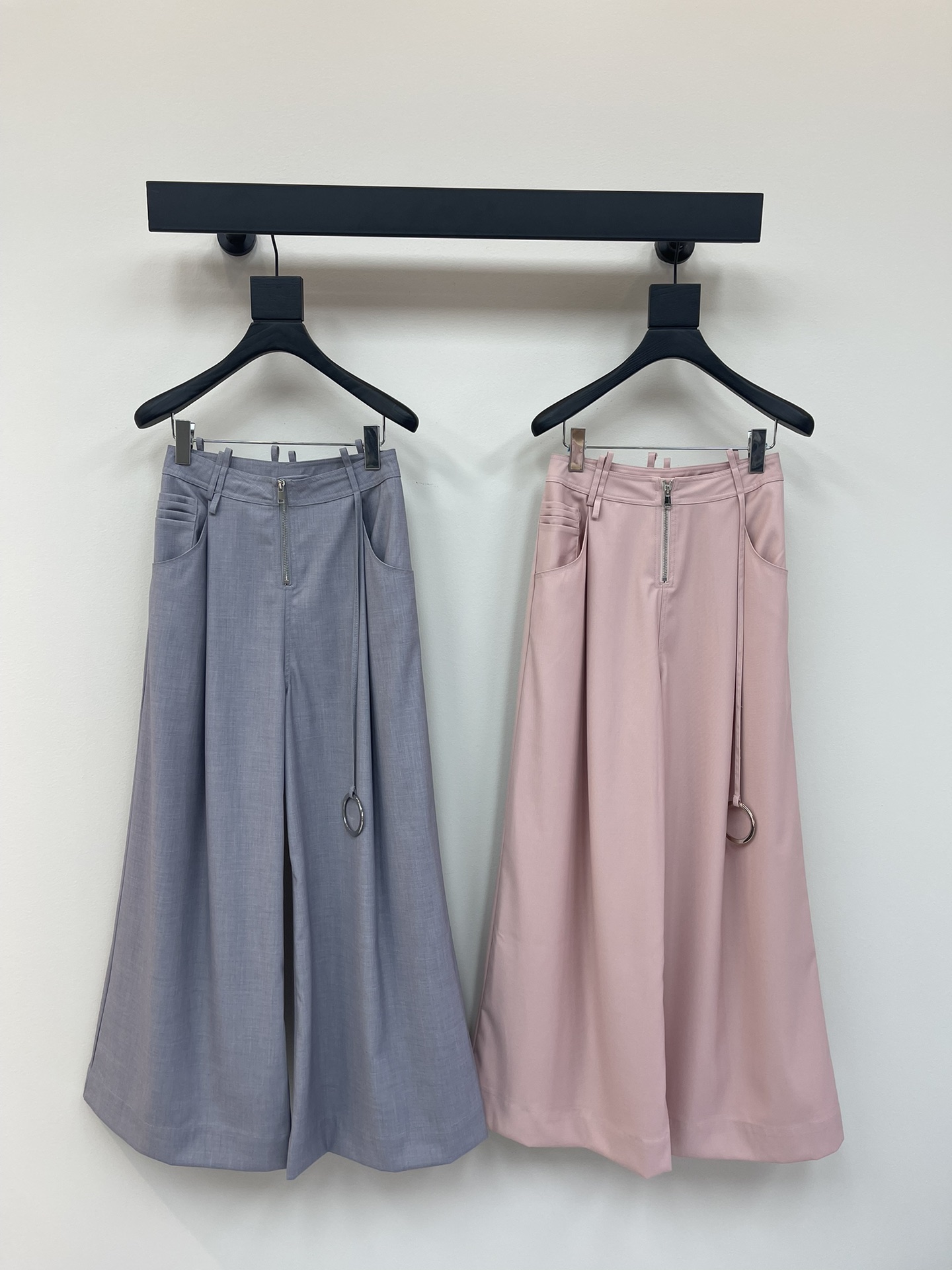 NO:326010,Niche *25 new side button casual pants with custom high-quality fabric texture!  Solid colors show high-end visual feast, custom buttons, a versatile item that must be bought in all seasons, and a goddess must be entered in the artifact!  The temperament of a young girl with a younger age is elegant and sweet!  The style is versatile and not picky about others. It is beautiful!  Workmanship quality depends on details SML AA, alexander wang19860909小众*25新款侧扣休闲裤 订制高品质面料质感超赞！ 纯色系显高级感 视觉盛宴 定制纽扣 四季必入的百搭单品 女神必入神器！ 减龄少女风气质优雅不失甜美！ 版型正 百搭不挑人上身美的不要不要的！ 做工品质看细节 SML AA,,alexander wang,Women's clothing