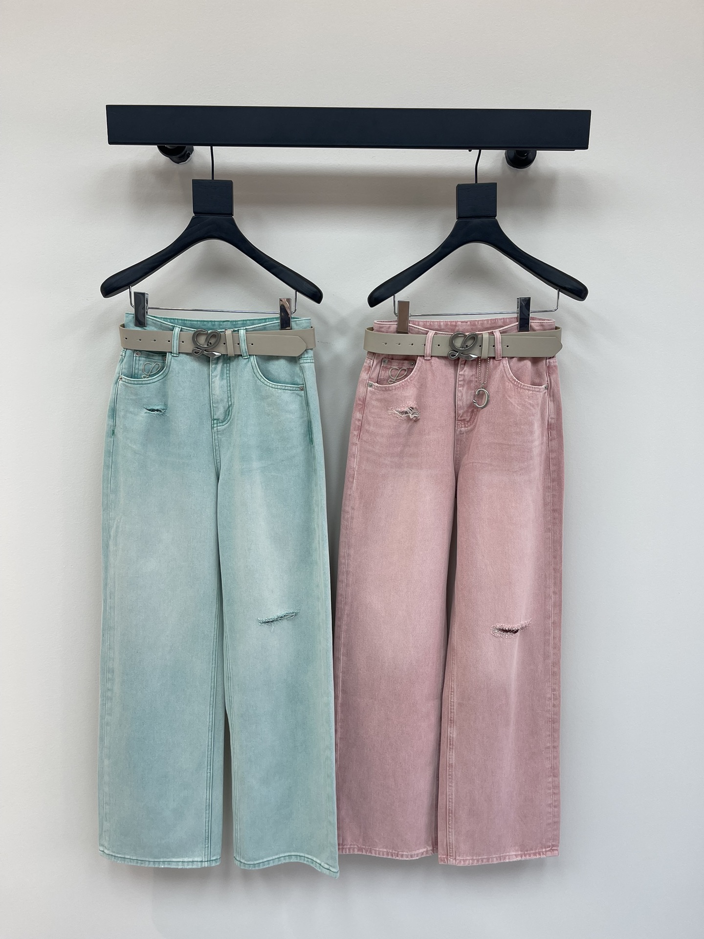 NO:326014,Loew*25 new ripped straight jeans. They use high-end customized fabrics, which make denim very comfortable to wear, regular design, good inclusiveness, three-dimensional contrasting embroidery adds visual charm, and the pattern of the pants will be very delicate, which is a very good fabric. Stretch denim has good moisture absorption and breathability, the cloth surface is soft and the feel is also very smooth, making it a favorite choice for everyone!  SML, loewe, jeans, alexander wang19860909Loew*25新款破洞直筒牛仔裤.采用高端定制面料,牛仔穿起来非常舒适,常规设计,包容性好,立体撞色刺绣增添视觉魅力,而且裤子的纹路会非常细腻,是非常好的面料.弹力牛仔具有良好的吸湿性和透气性,布面光泽柔和,手感也非常细滑,成为众人最爱的选择！SML,,loewe,jeans,alexander wang,Women's clothing