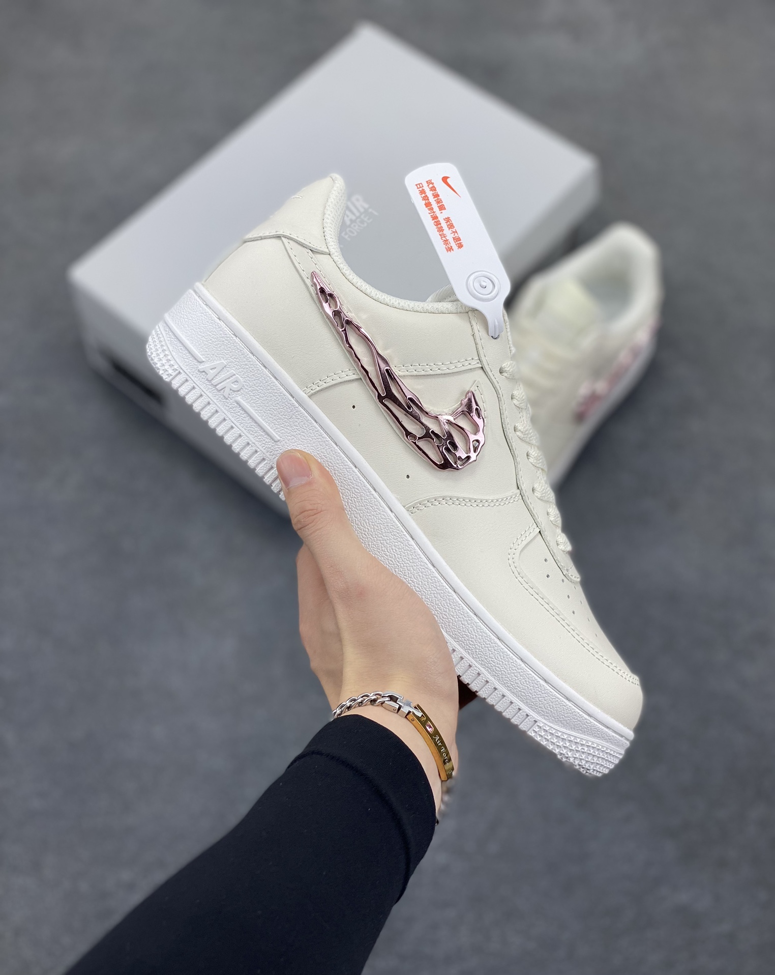 Nike Air Force 1 Low 空军一号低帮百搭休闲运动板鞋。柔软、弹性十足的缓震性能和出色的中底设计，横跨复古与现代的外型结合，造就出风靡全球三十多年的Force 1，直到今天还深受青睐。 货号：IF1686-161 尺码：36 36.5 37.5 38 38.5 39 40 40.5 41 42 42.5 43 44 44.5 45-选品中心