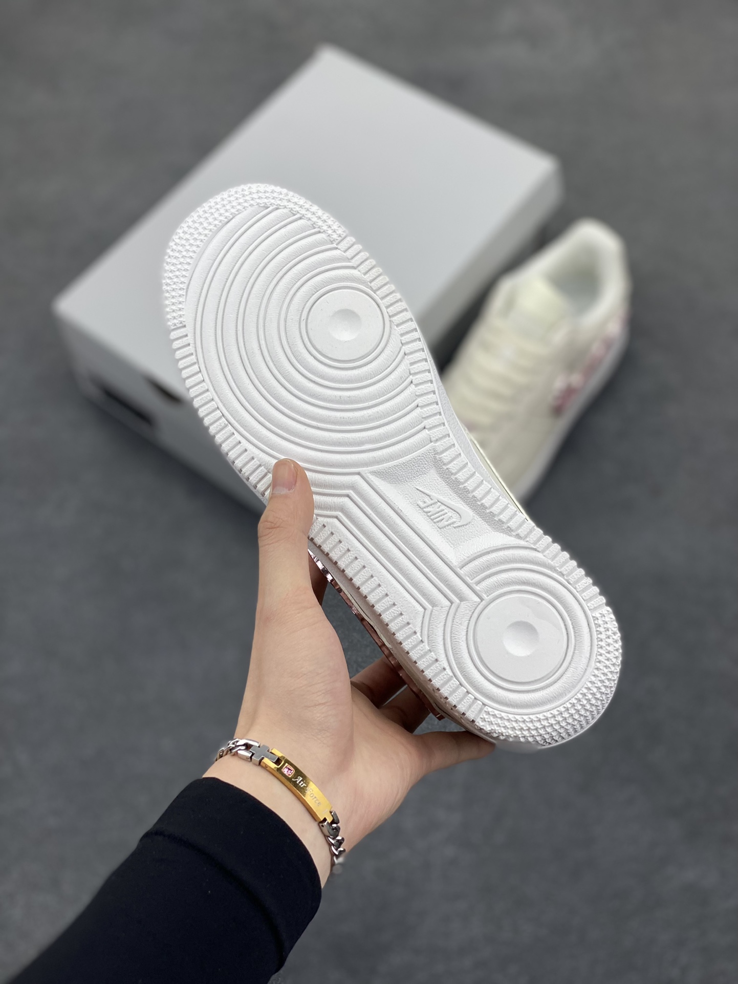 图片[5]-Nike Air Force 1 Low 空军一号低帮百搭休闲运动板鞋。柔软、弹性十足的缓震性能和出色的中底设计，横跨复古与现代的外型结合，造就出风靡全球三十多年的Force 1，直到今天还深受青睐。 货号：IF1686-161 尺码：36 36.5 37.5 38 38.5 39 40 40.5 41 42 42.5 43 44 44.5 45-选品中心