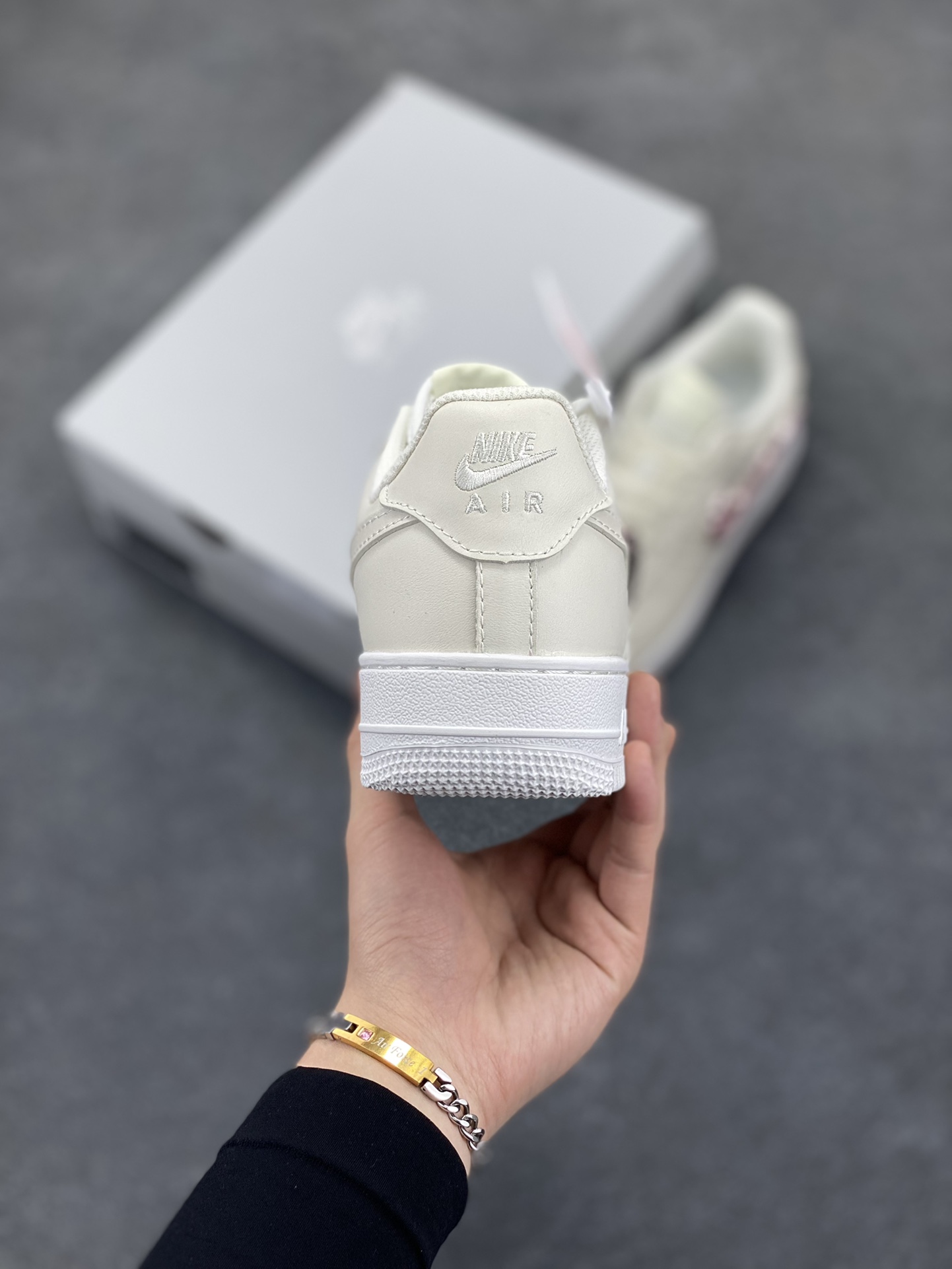 图片[4]-Nike Air Force 1 Low 空军一号低帮百搭休闲运动板鞋。柔软、弹性十足的缓震性能和出色的中底设计，横跨复古与现代的外型结合，造就出风靡全球三十多年的Force 1，直到今天还深受青睐。 货号：IF1686-161 尺码：36 36.5 37.5 38 38.5 39 40 40.5 41 42 42.5 43 44 44.5 45-选品中心