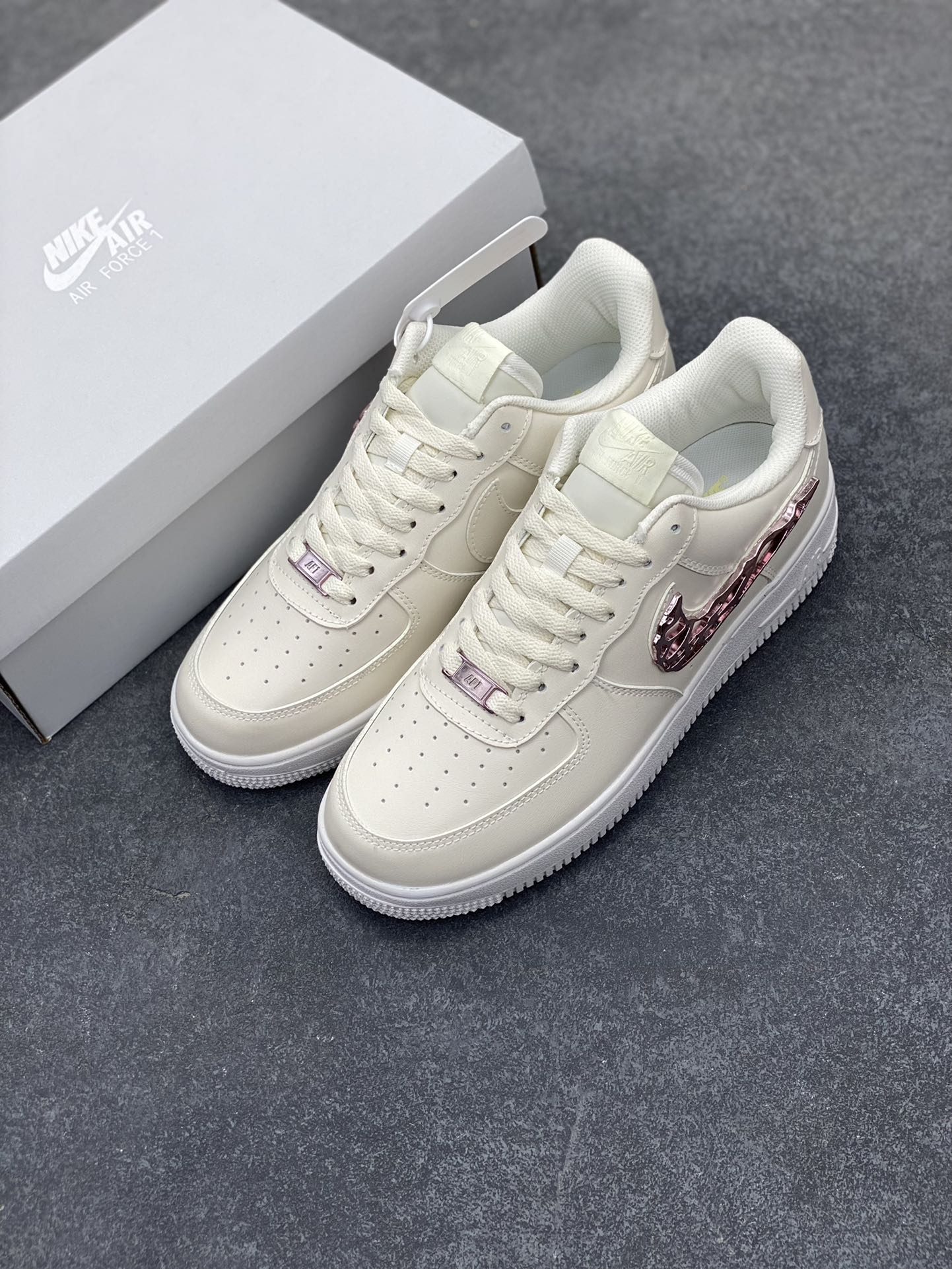 图片[8]-Nike Air Force 1 Low 空军一号低帮百搭休闲运动板鞋。柔软、弹性十足的缓震性能和出色的中底设计，横跨复古与现代的外型结合，造就出风靡全球三十多年的Force 1，直到今天还深受青睐。 货号：IF1686-161 尺码：36 36.5 37.5 38 38.5 39 40 40.5 41 42 42.5 43 44 44.5 45-选品中心