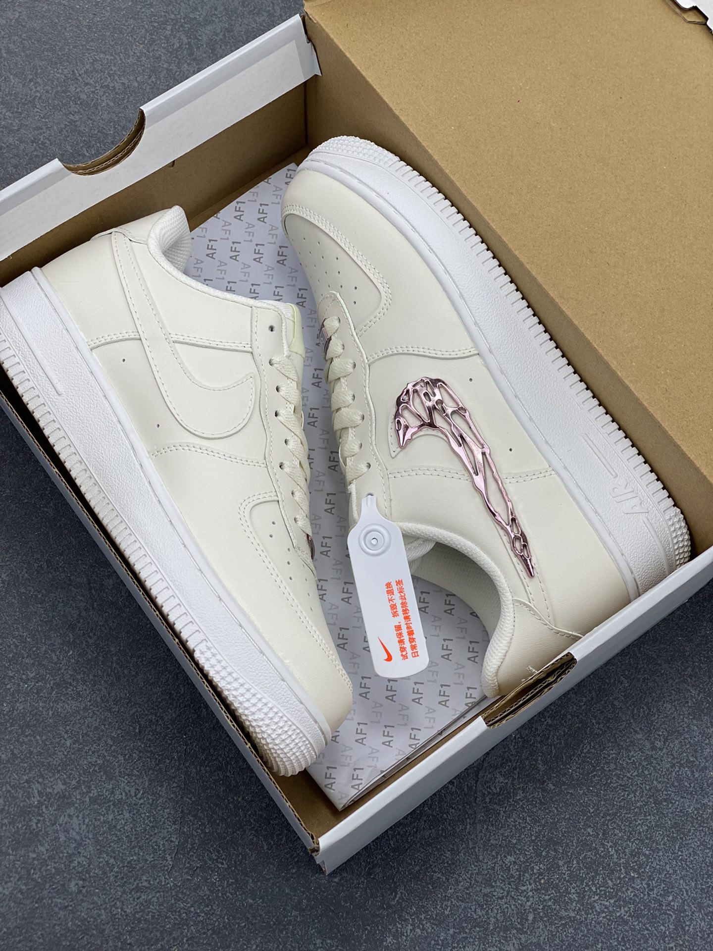 图片[9]-Nike Air Force 1 Low 空军一号低帮百搭休闲运动板鞋。柔软、弹性十足的缓震性能和出色的中底设计，横跨复古与现代的外型结合，造就出风靡全球三十多年的Force 1，直到今天还深受青睐。 货号：IF1686-161 尺码：36 36.5 37.5 38 38.5 39 40 40.5 41 42 42.5 43 44 44.5 45-选品中心