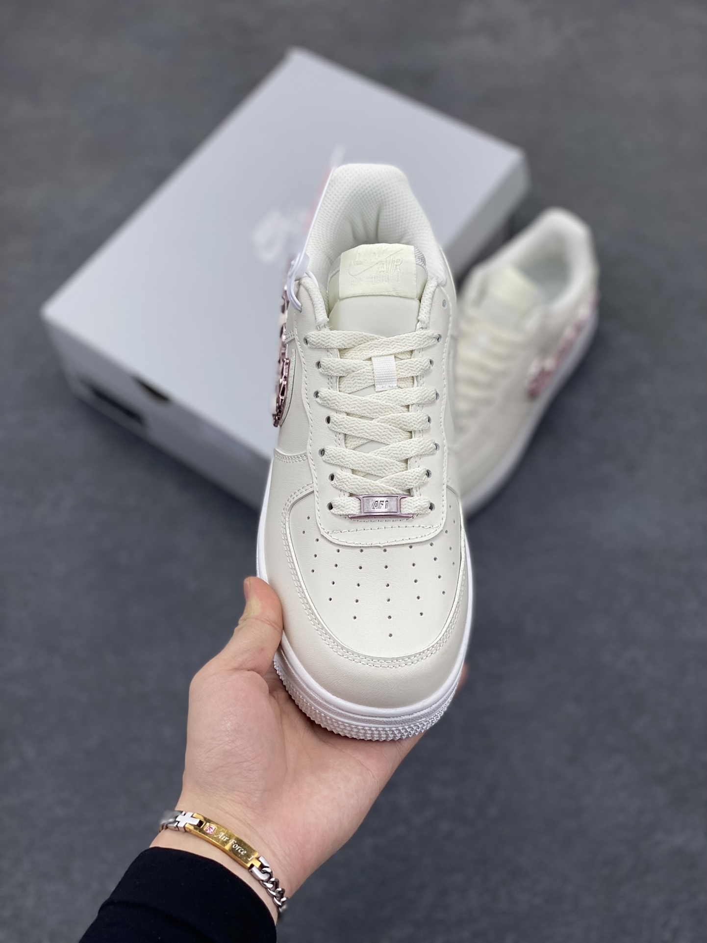 图片[2]-Nike Air Force 1 Low 空军一号低帮百搭休闲运动板鞋。柔软、弹性十足的缓震性能和出色的中底设计，横跨复古与现代的外型结合，造就出风靡全球三十多年的Force 1，直到今天还深受青睐。 货号：IF1686-161 尺码：36 36.5 37.5 38 38.5 39 40 40.5 41 42 42.5 43 44 44.5 45-选品中心