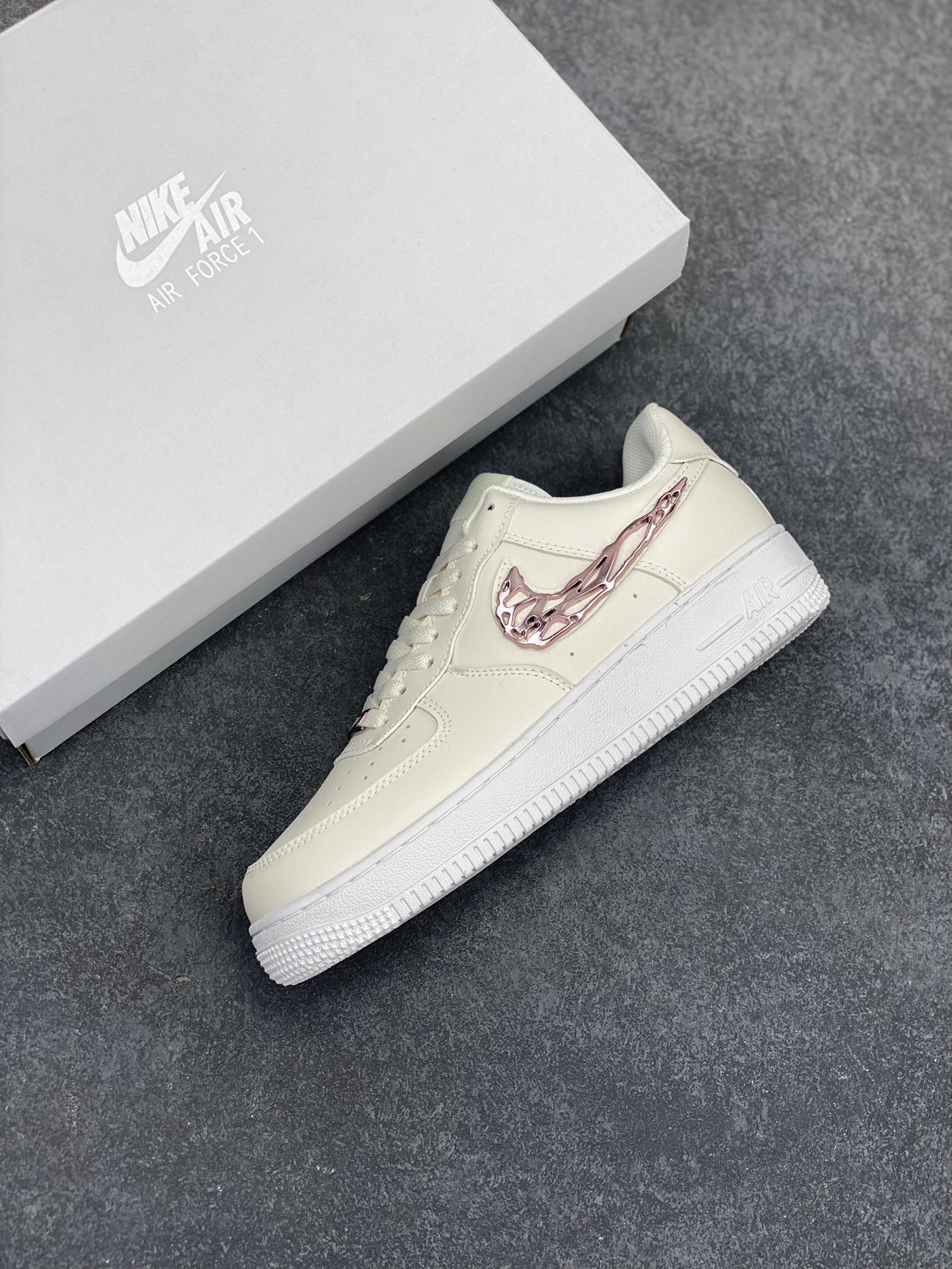 图片[7]-Nike Air Force 1 Low 空军一号低帮百搭休闲运动板鞋。柔软、弹性十足的缓震性能和出色的中底设计，横跨复古与现代的外型结合，造就出风靡全球三十多年的Force 1，直到今天还深受青睐。 货号：IF1686-161 尺码：36 36.5 37.5 38 38.5 39 40 40.5 41 42 42.5 43 44 44.5 45-选品中心