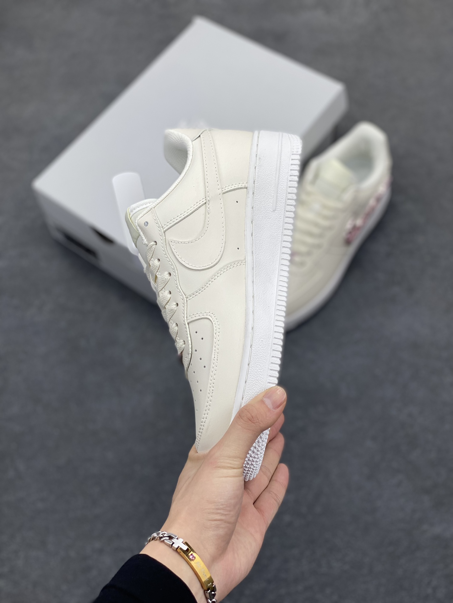 图片[3]-Nike Air Force 1 Low 空军一号低帮百搭休闲运动板鞋。柔软、弹性十足的缓震性能和出色的中底设计，横跨复古与现代的外型结合，造就出风靡全球三十多年的Force 1，直到今天还深受青睐。 货号：IF1686-161 尺码：36 36.5 37.5 38 38.5 39 40 40.5 41 42 42.5 43 44 44.5 45-选品中心