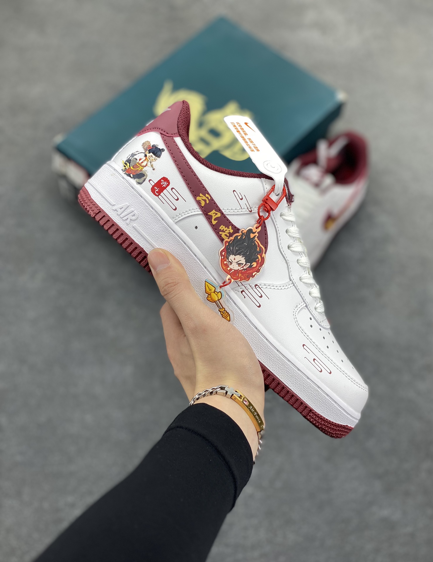 二次元手绘涂鸦“叱咤风云”🧡“Nezha”🧡 空军一号定制板鞋 国漫之光电影#《哪吒2》 冲击全球票房 - “从来生死都看淡，专和老天对着干。我命由我不由天，小爷成魔不成仙。” 混天绫，火尖枪，乾坤圈，风火轮—“若前方无路，我便踏出一条路！若天地不容，我便扭转这乾坤！” 货号：FV5988-105 尺码：36 36.5 37.5 38 38.5 39 40 40.5 41 42 42.5 43 44 44.5 45-选品中心