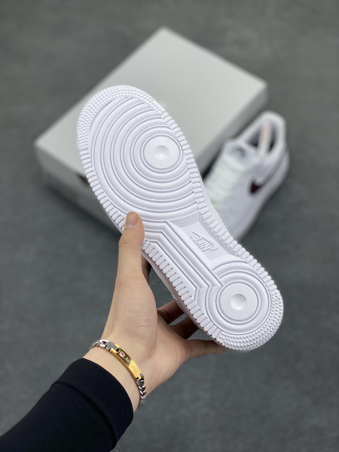 图片[5]-NK Air Force 1 空军一号 白酒红 原楦头原纸板 打造纯正空军版型#专注外贸渠道 全掌内置蜂窝气垫 #原盒配件 原厂中底钢印、拉帮完美 货号：FJ4146-112 尺码：36 36.5 37.5 38 38.5 39 40 40.5 41 42 42.5 43 44 44.5 45-选品中心