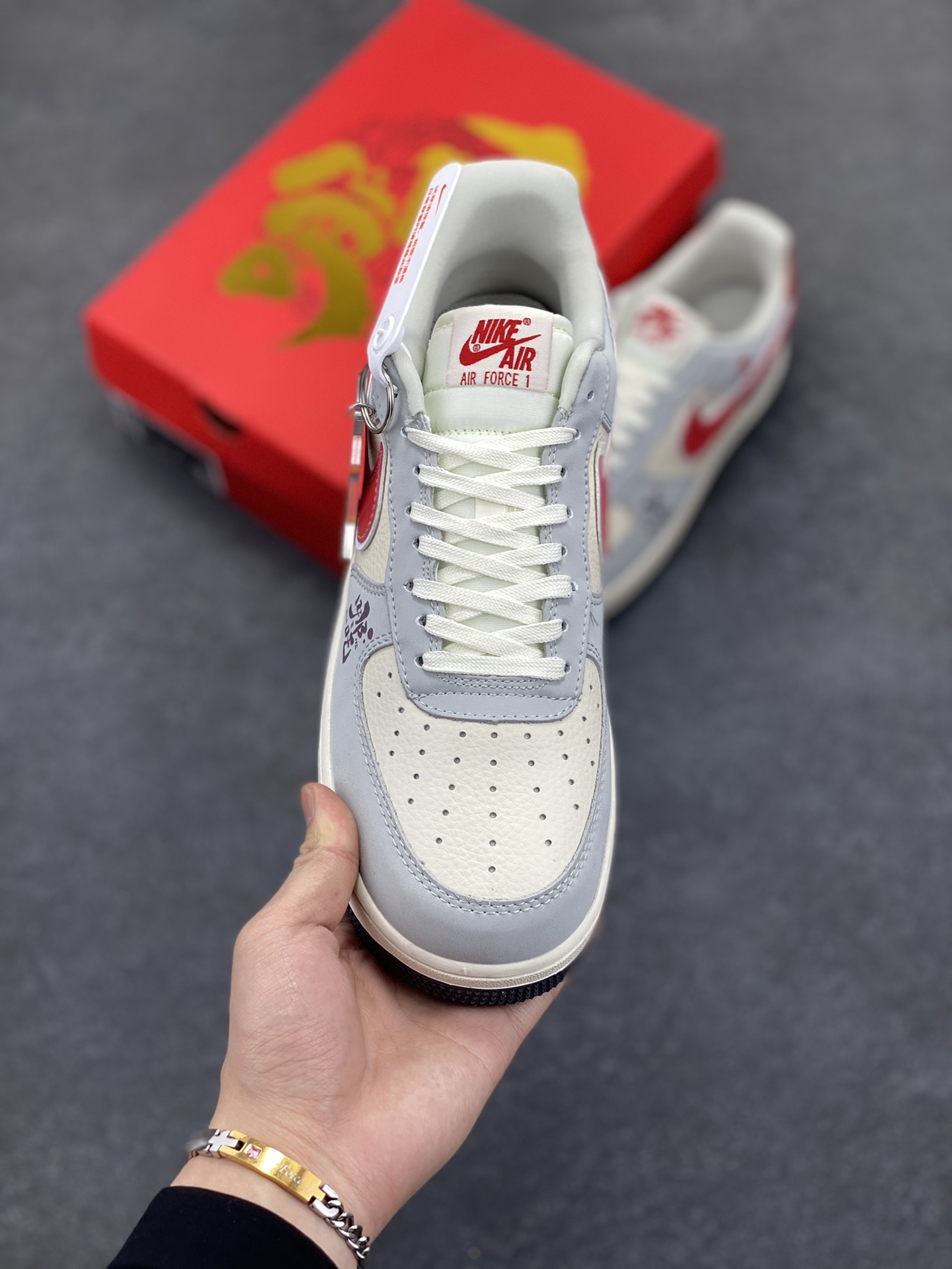 图片[2]-NIke Air Force 1 \’07 Low “哪吒联名——灰红勾”空军一号 低帮 运动鞋 休闲鞋 折边针车 工艺难度大 原楦头原纸板 原装鞋盒 定制五金配件 内置全掌气垫 原厂鞋底 货号：DF0188-046 尺码：36 36.5 37.5 38 38.5 39 40 40.5 41 42 42.5 43 44 44.5 45-选品中心
