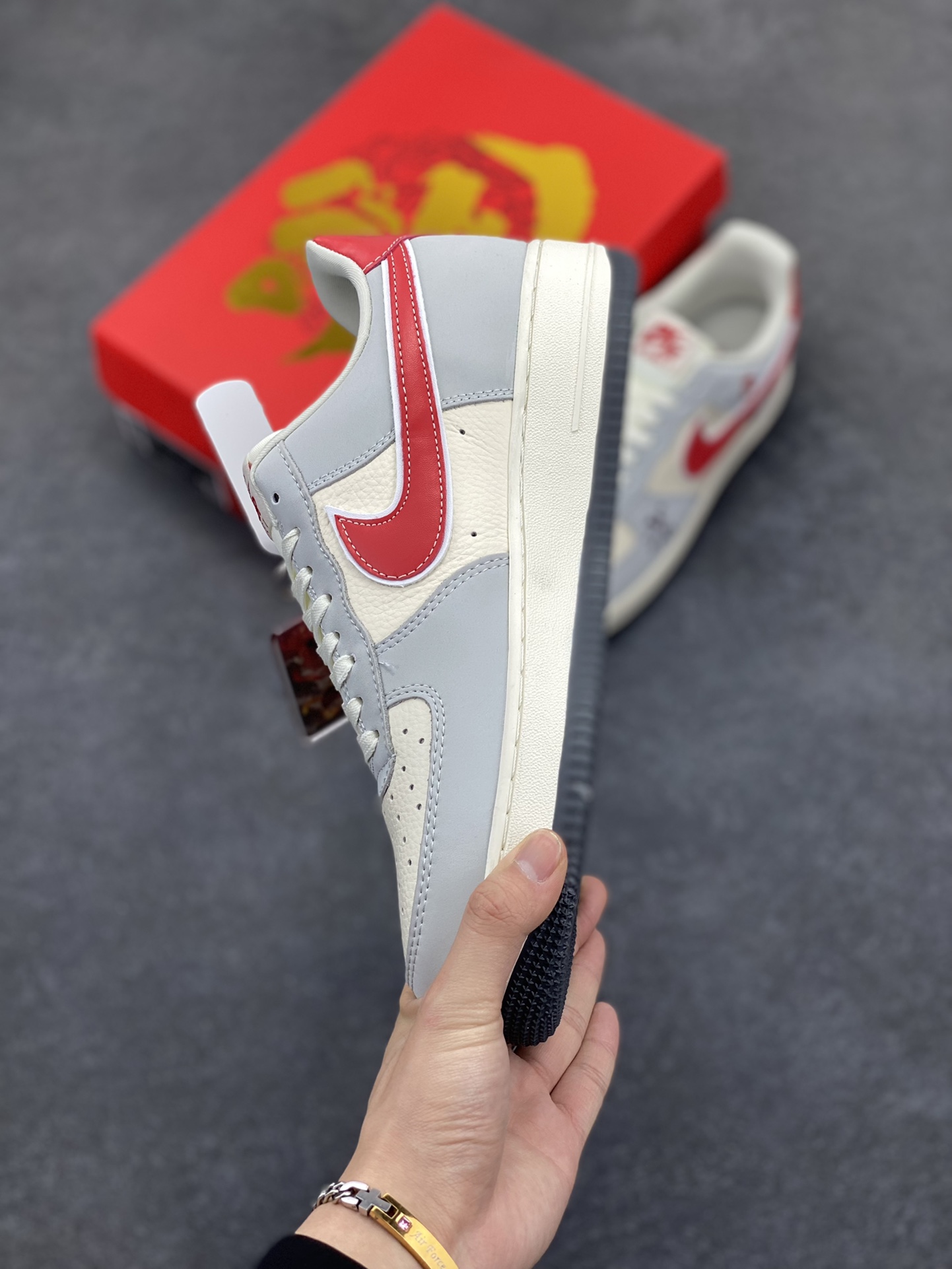 图片[3]-NIke Air Force 1 \’07 Low “哪吒联名——灰红勾”空军一号 低帮 运动鞋 休闲鞋 折边针车 工艺难度大 原楦头原纸板 原装鞋盒 定制五金配件 内置全掌气垫 原厂鞋底 货号：DF0188-046 尺码：36 36.5 37.5 38 38.5 39 40 40.5 41 42 42.5 43 44 44.5 45-选品中心