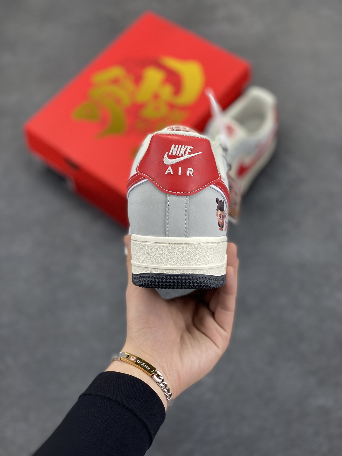 图片[4]-NIke Air Force 1 \’07 Low “哪吒联名——灰红勾”空军一号 低帮 运动鞋 休闲鞋 折边针车 工艺难度大 原楦头原纸板 原装鞋盒 定制五金配件 内置全掌气垫 原厂鞋底 货号：DF0188-046 尺码：36 36.5 37.5 38 38.5 39 40 40.5 41 42 42.5 43 44 44.5 45-选品中心