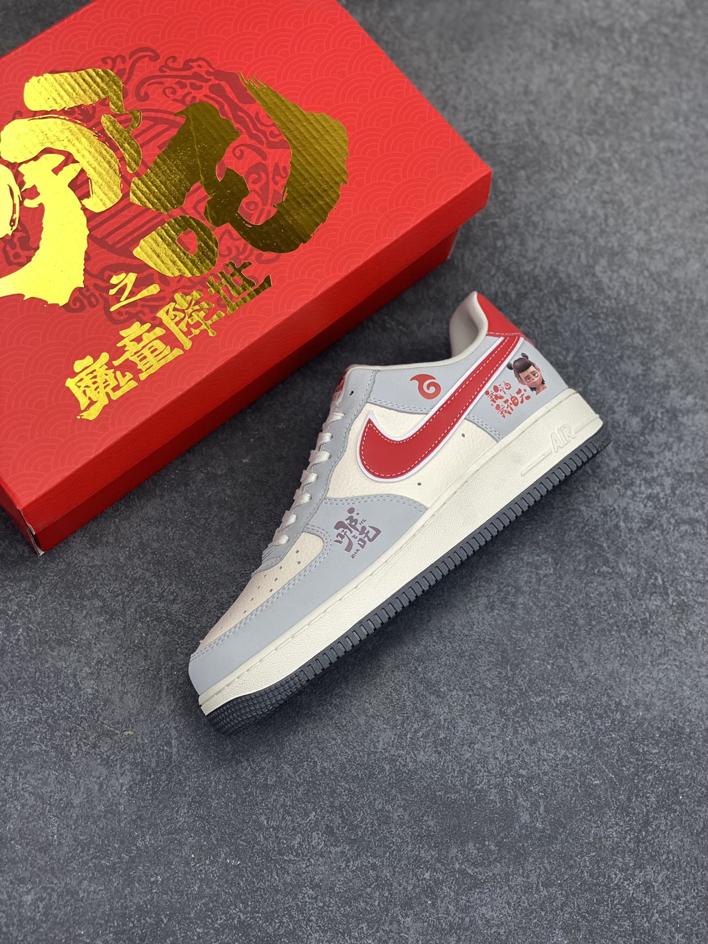 图片[7]-NIke Air Force 1 \’07 Low “哪吒联名——灰红勾”空军一号 低帮 运动鞋 休闲鞋 折边针车 工艺难度大 原楦头原纸板 原装鞋盒 定制五金配件 内置全掌气垫 原厂鞋底 货号：DF0188-046 尺码：36 36.5 37.5 38 38.5 39 40 40.5 41 42 42.5 43 44 44.5 45-选品中心