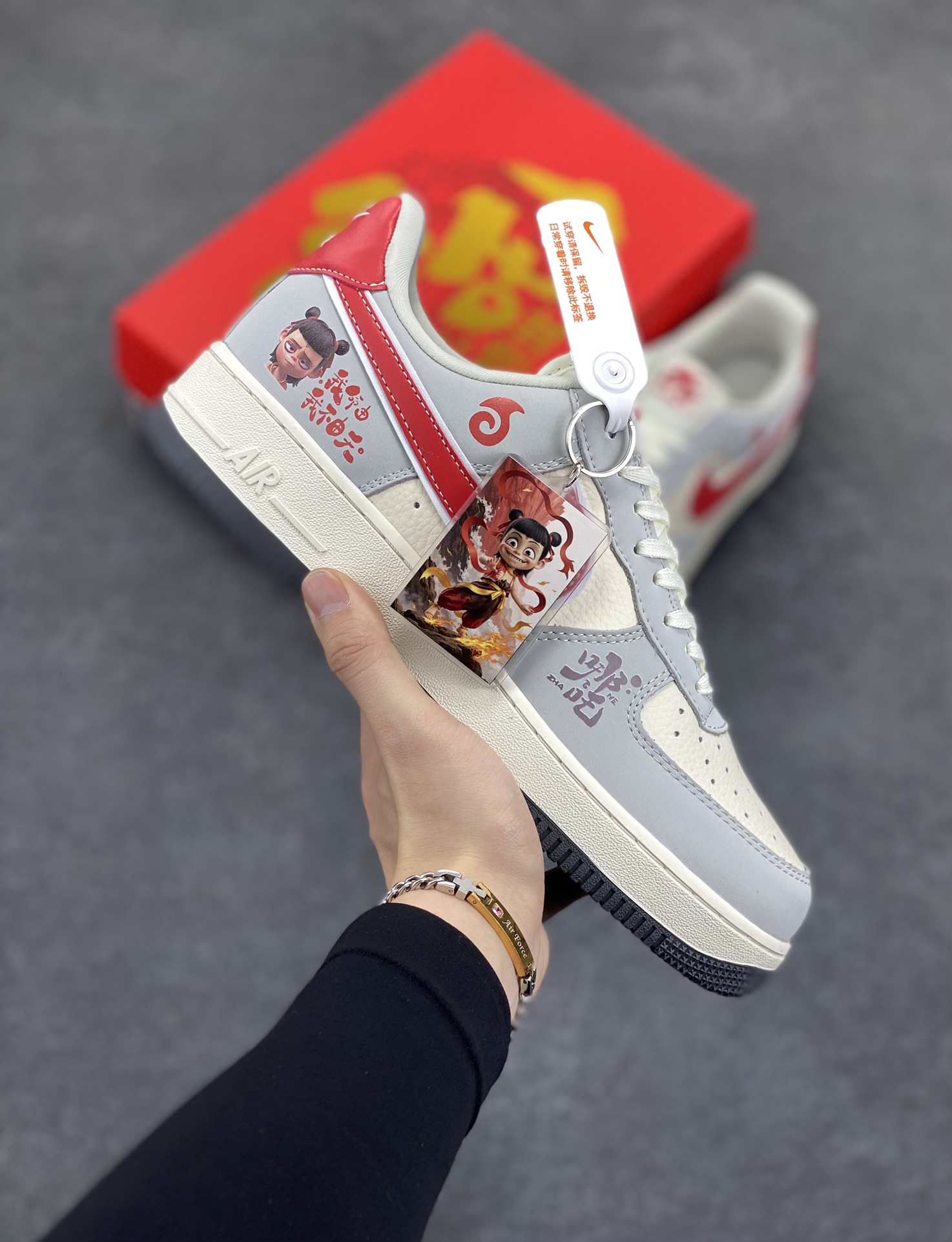 NIke Air Force 1 \'07 Low “哪吒联名——灰红勾”空军一号 低帮 运动鞋 休闲鞋 折边针车 工艺难度大 原楦头原纸板 原装鞋盒 定制五金配件 内置全掌气垫 原厂鞋底 货号：DF0188-046 尺码：36 36.5 37.5 38 38.5 39 40 40.5 41 42 42.5 43 44 44.5 45-选品中心