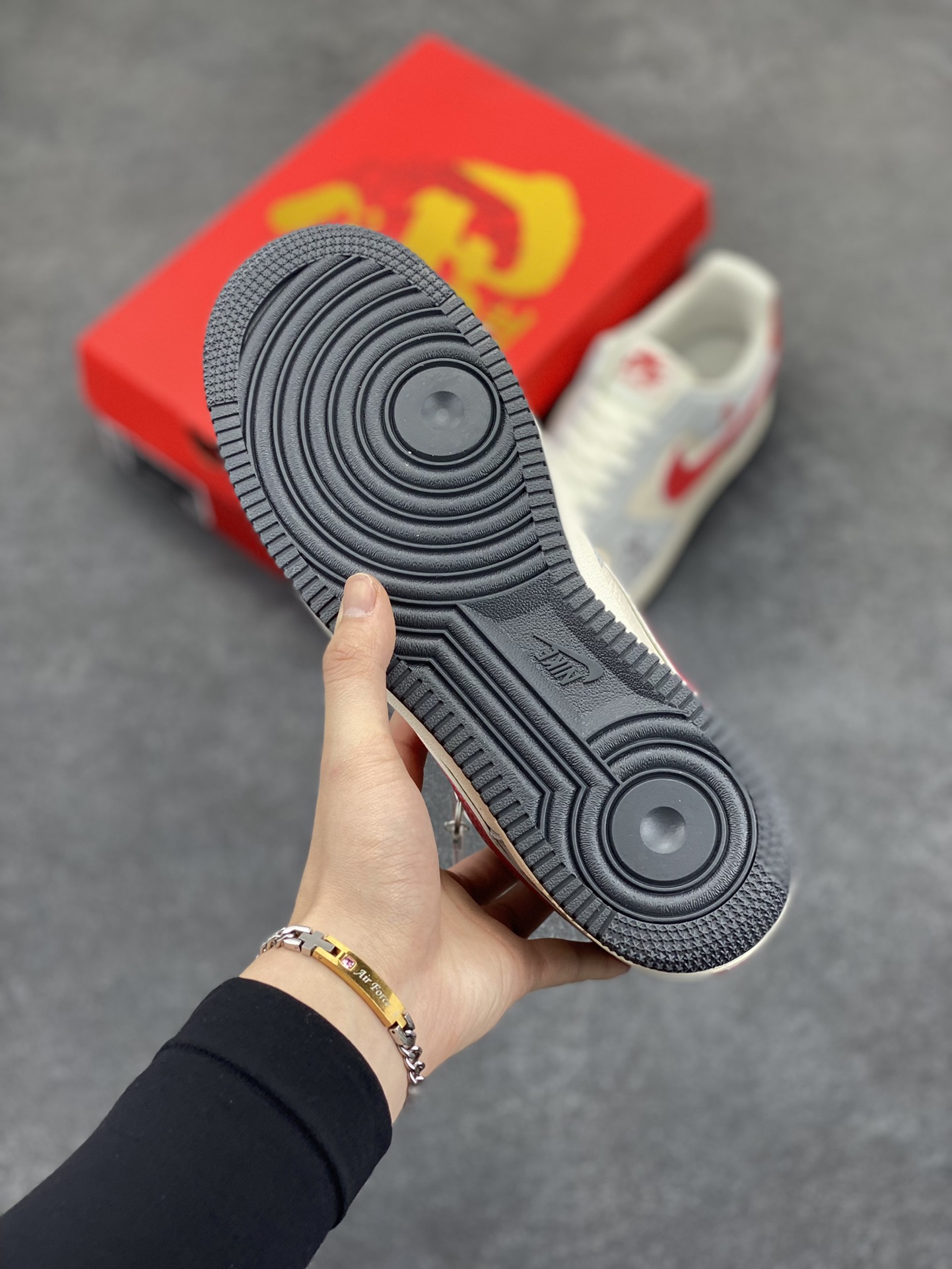 图片[5]-NIke Air Force 1 \’07 Low “哪吒联名——灰红勾”空军一号 低帮 运动鞋 休闲鞋 折边针车 工艺难度大 原楦头原纸板 原装鞋盒 定制五金配件 内置全掌气垫 原厂鞋底 货号：DF0188-046 尺码：36 36.5 37.5 38 38.5 39 40 40.5 41 42 42.5 43 44 44.5 45-选品中心