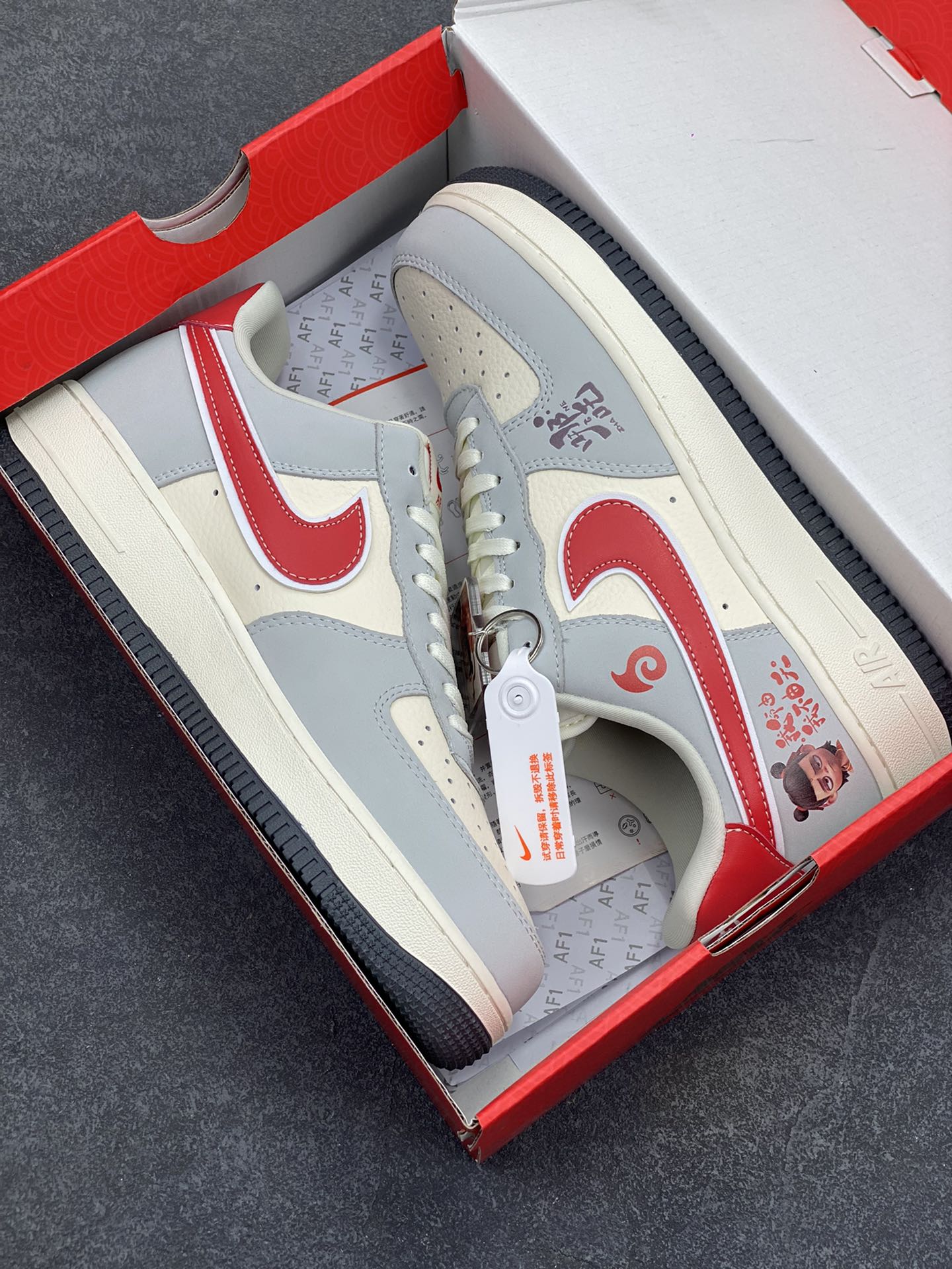 图片[9]-NIke Air Force 1 \’07 Low “哪吒联名——灰红勾”空军一号 低帮 运动鞋 休闲鞋 折边针车 工艺难度大 原楦头原纸板 原装鞋盒 定制五金配件 内置全掌气垫 原厂鞋底 货号：DF0188-046 尺码：36 36.5 37.5 38 38.5 39 40 40.5 41 42 42.5 43 44 44.5 45-选品中心