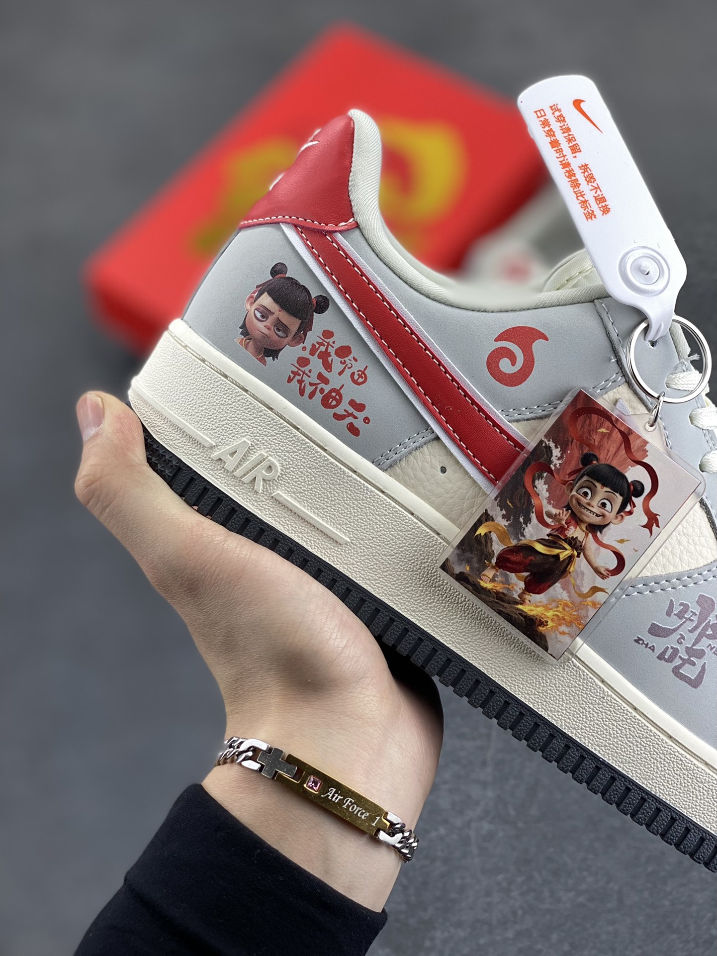 图片[6]-NIke Air Force 1 \’07 Low “哪吒联名——灰红勾”空军一号 低帮 运动鞋 休闲鞋 折边针车 工艺难度大 原楦头原纸板 原装鞋盒 定制五金配件 内置全掌气垫 原厂鞋底 货号：DF0188-046 尺码：36 36.5 37.5 38 38.5 39 40 40.5 41 42 42.5 43 44 44.5 45-选品中心