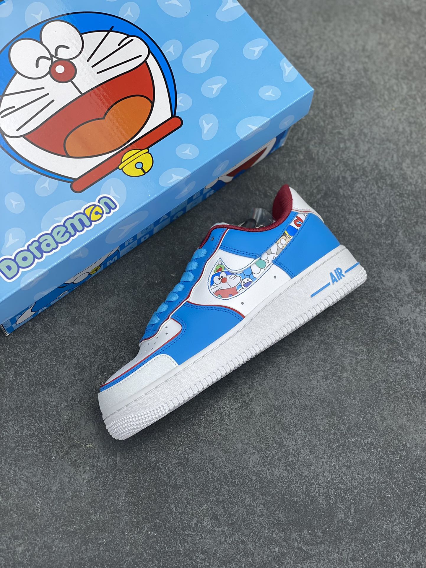 图片[7]-超限量联名  Doraemon×Nike Air Force 1 Low叮当猫联名款 哆啦A梦空军一号低帮休闲板鞋 定制皮料 纯正空军板型 原装定制鞋盒 原楦头原纸板 内置全掌气垫 货号：BQ8988-106 尺码：36 36.5 37.5 38 38.5 39 40 40.5 41 42 42.5 43 44 44.5 45-选品中心