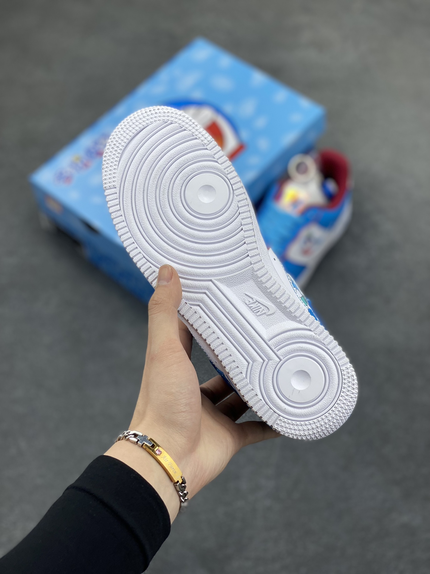 图片[5]-超限量联名  Doraemon×Nike Air Force 1 Low叮当猫联名款 哆啦A梦空军一号低帮休闲板鞋 定制皮料 纯正空军板型 原装定制鞋盒 原楦头原纸板 内置全掌气垫 货号：BQ8988-106 尺码：36 36.5 37.5 38 38.5 39 40 40.5 41 42 42.5 43 44 44.5 45-选品中心
