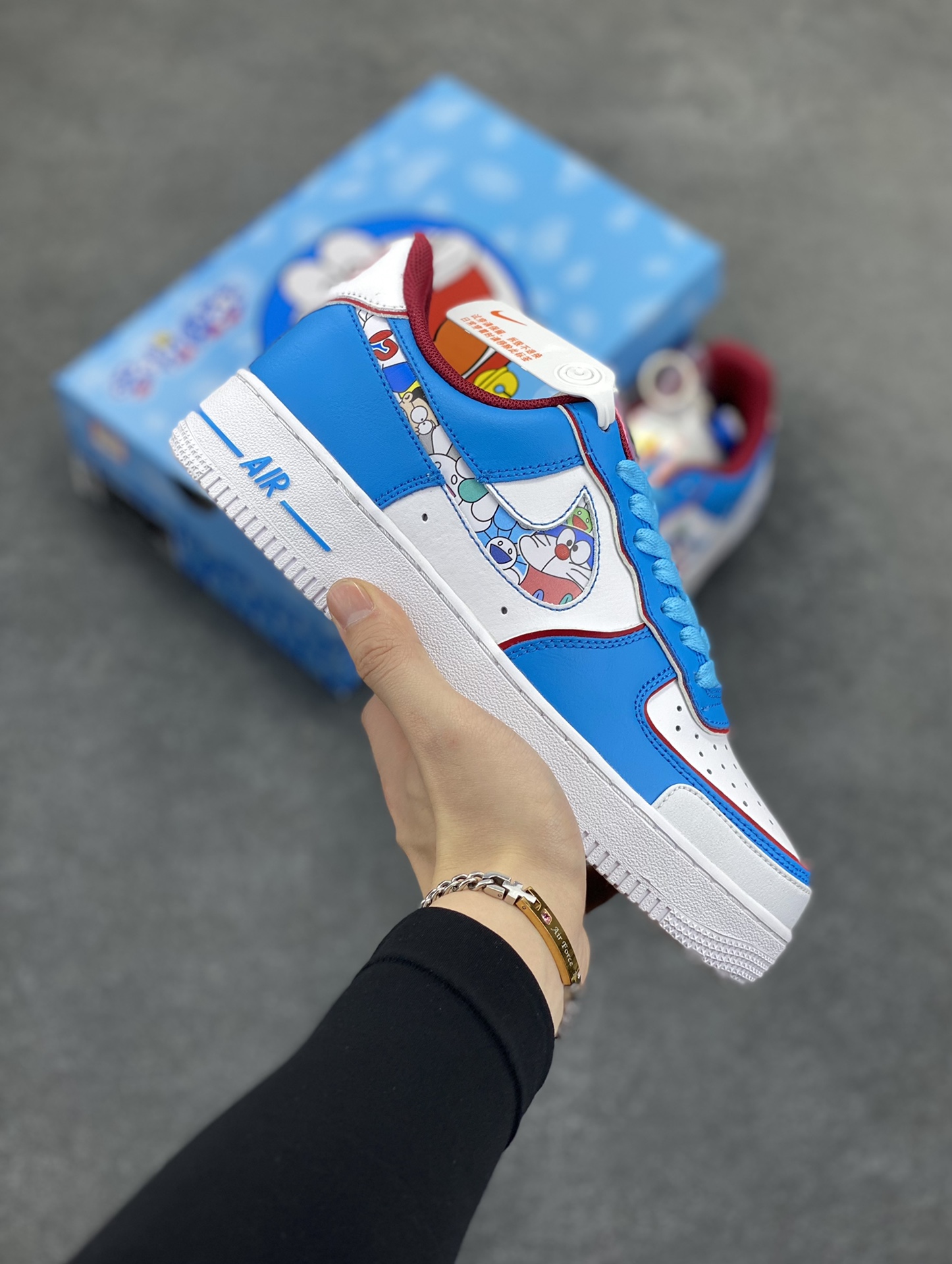 超限量联名  Doraemon×Nike Air Force 1 Low叮当猫联名款 哆啦A梦空军一号低帮休闲板鞋 定制皮料 纯正空军板型 原装定制鞋盒 原楦头原纸板 内置全掌气垫 货号：BQ8988-106 尺码：36 36.5 37.5 38 38.5 39 40 40.5 41 42 42.5 43 44 44.5 45-选品中心