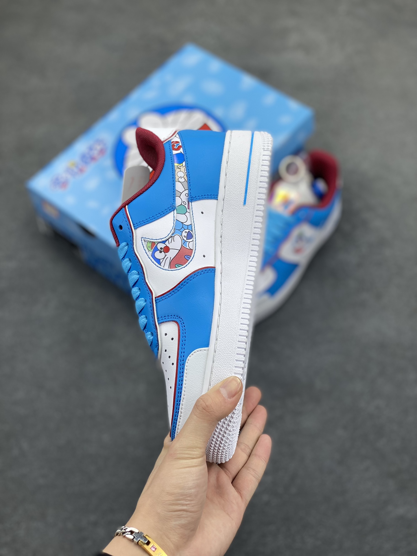 图片[3]-超限量联名  Doraemon×Nike Air Force 1 Low叮当猫联名款 哆啦A梦空军一号低帮休闲板鞋 定制皮料 纯正空军板型 原装定制鞋盒 原楦头原纸板 内置全掌气垫 货号：BQ8988-106 尺码：36 36.5 37.5 38 38.5 39 40 40.5 41 42 42.5 43 44 44.5 45-选品中心