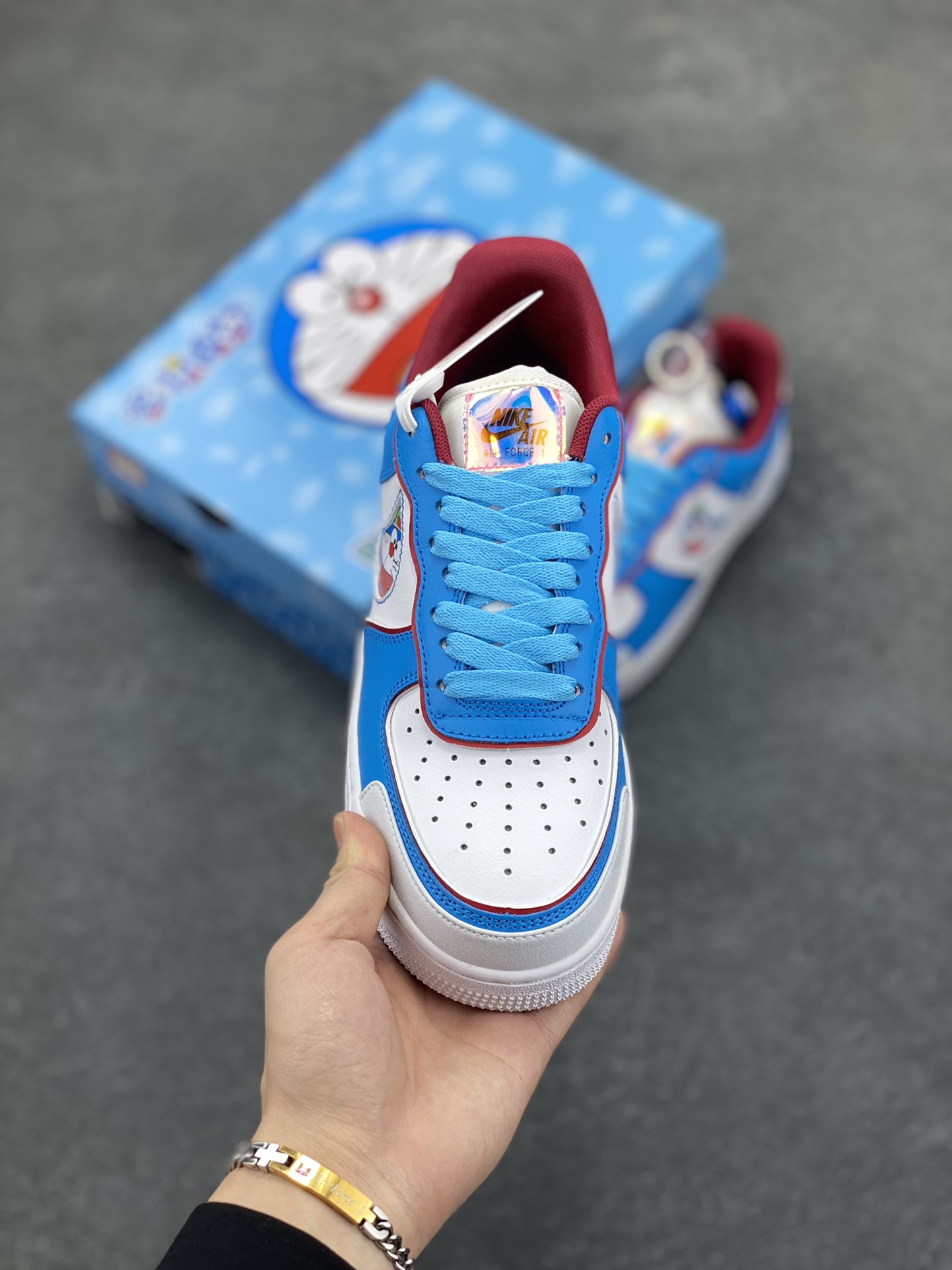 图片[2]-超限量联名  Doraemon×Nike Air Force 1 Low叮当猫联名款 哆啦A梦空军一号低帮休闲板鞋 定制皮料 纯正空军板型 原装定制鞋盒 原楦头原纸板 内置全掌气垫 货号：BQ8988-106 尺码：36 36.5 37.5 38 38.5 39 40 40.5 41 42 42.5 43 44 44.5 45-选品中心