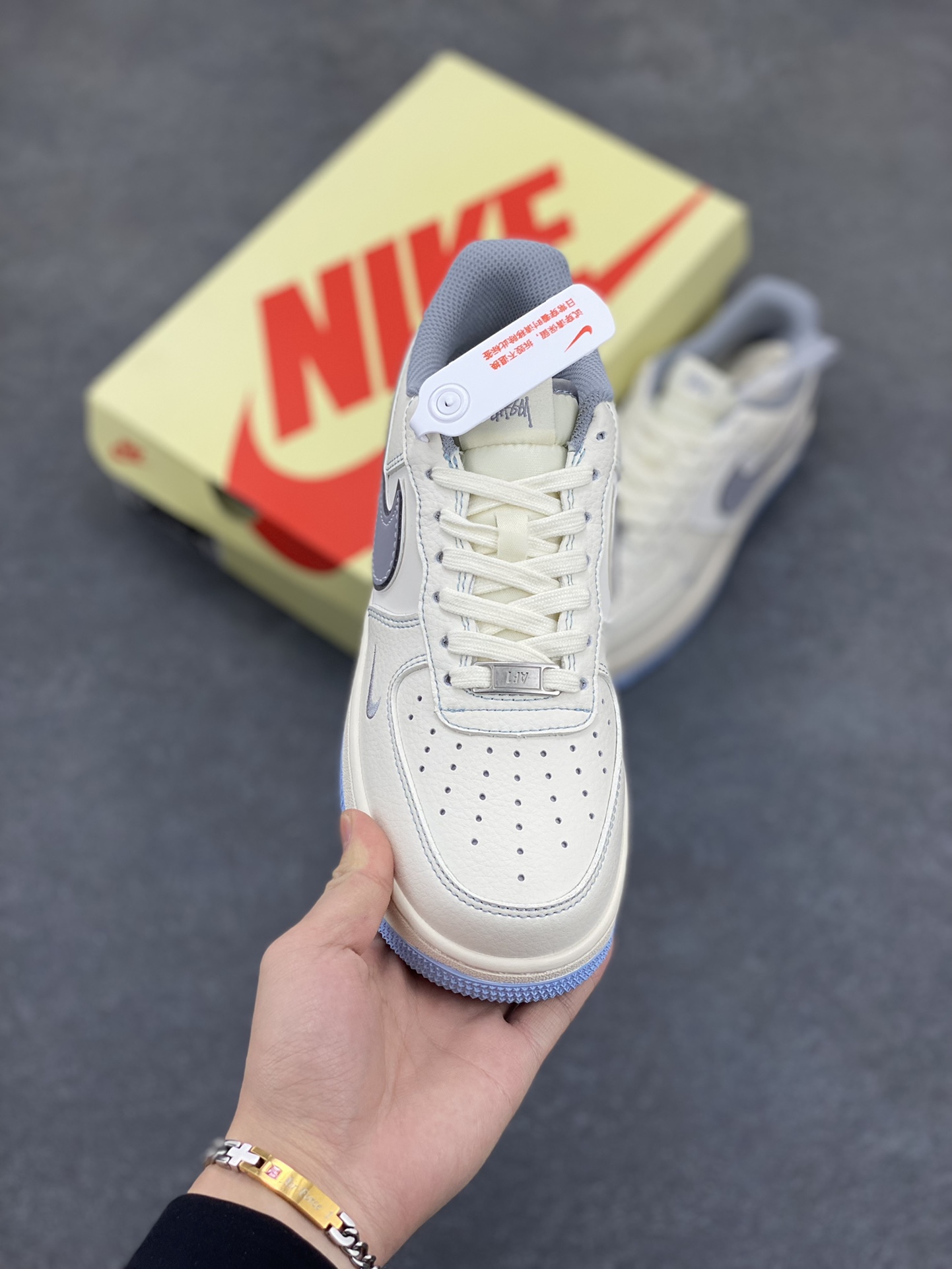 图片[2]-NIke Air Force 1 \’07 Low “斯图西联名——米灰蓝底”空军一号 低帮 运动鞋 休闲鞋 折边针车 工艺难度大 原楦头原纸板 原装鞋盒 定制五金配件 内置全掌气垫 原厂鞋底 货号：XS1958-517 尺码：36 36.5 37.5 38 38.5 39 40 40.5 41 42 42.5 43 44 44.5 45-选品中心