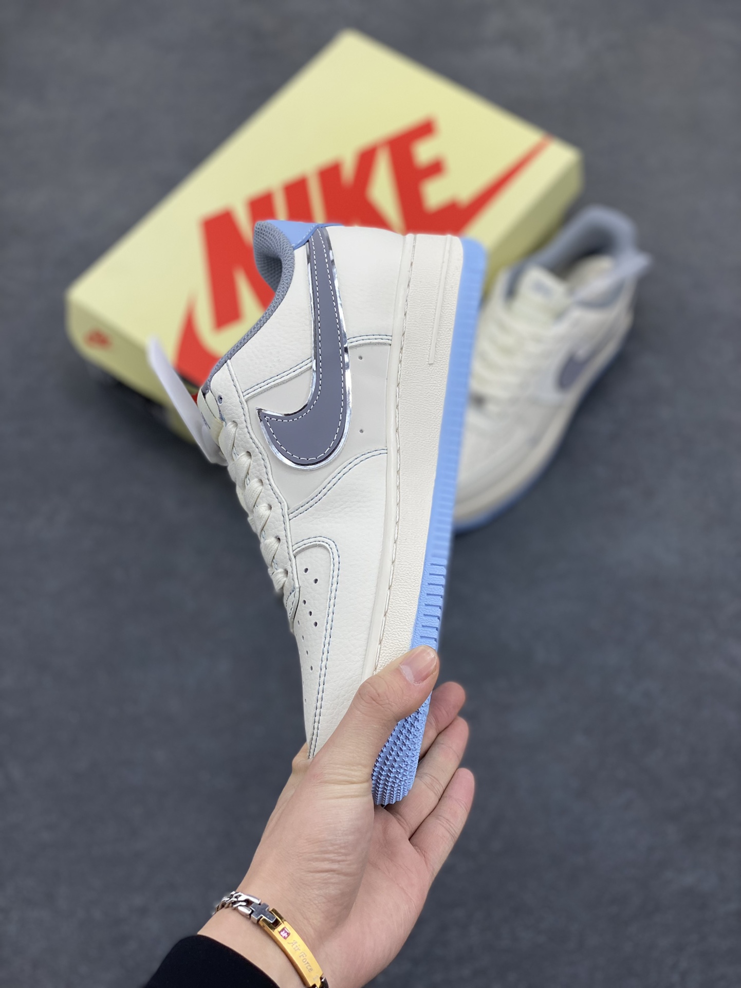 图片[3]-NIke Air Force 1 \’07 Low “斯图西联名——米灰蓝底”空军一号 低帮 运动鞋 休闲鞋 折边针车 工艺难度大 原楦头原纸板 原装鞋盒 定制五金配件 内置全掌气垫 原厂鞋底 货号：XS1958-517 尺码：36 36.5 37.5 38 38.5 39 40 40.5 41 42 42.5 43 44 44.5 45-选品中心