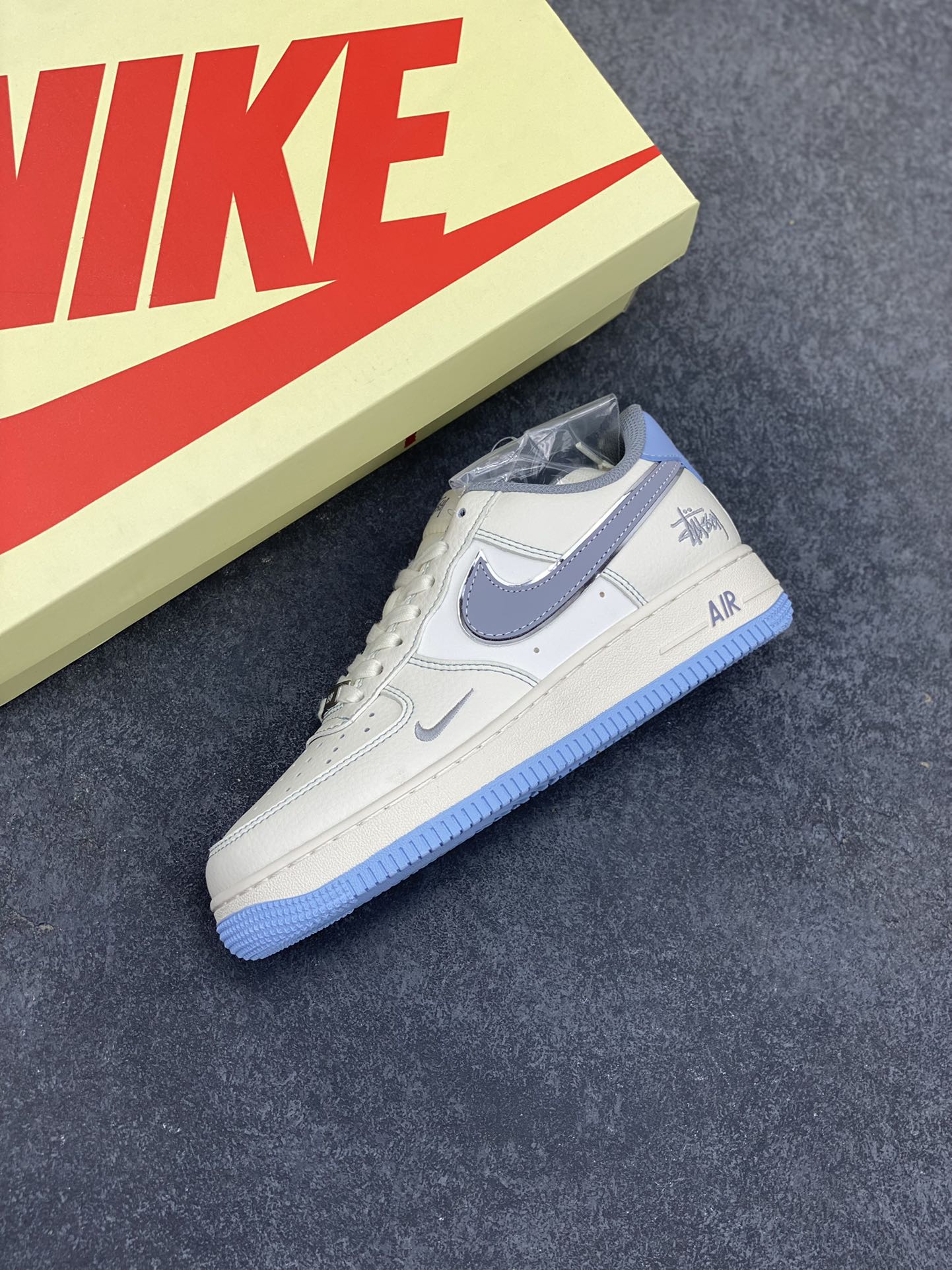 图片[7]-NIke Air Force 1 \’07 Low “斯图西联名——米灰蓝底”空军一号 低帮 运动鞋 休闲鞋 折边针车 工艺难度大 原楦头原纸板 原装鞋盒 定制五金配件 内置全掌气垫 原厂鞋底 货号：XS1958-517 尺码：36 36.5 37.5 38 38.5 39 40 40.5 41 42 42.5 43 44 44.5 45-选品中心