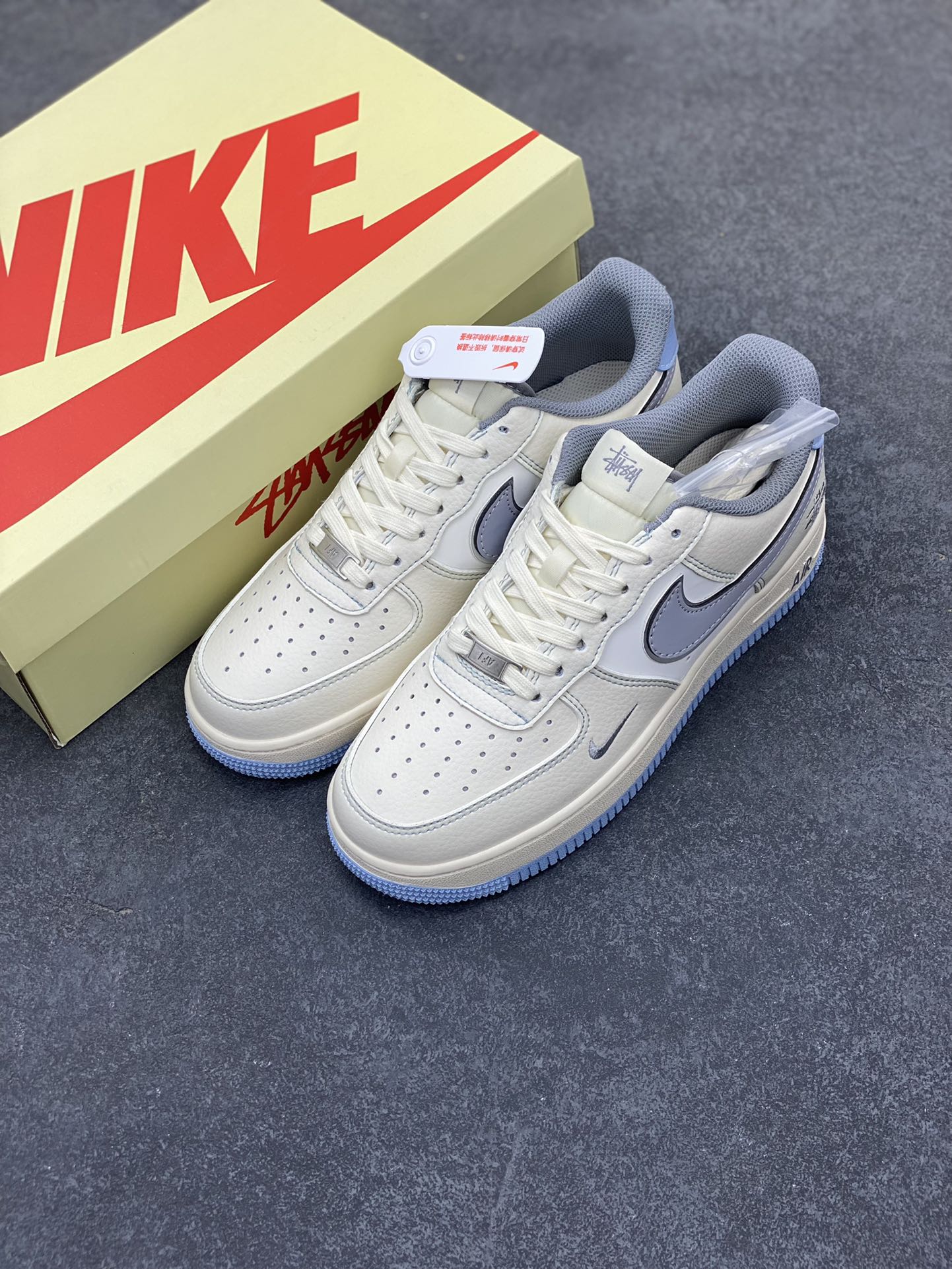 图片[8]-NIke Air Force 1 \’07 Low “斯图西联名——米灰蓝底”空军一号 低帮 运动鞋 休闲鞋 折边针车 工艺难度大 原楦头原纸板 原装鞋盒 定制五金配件 内置全掌气垫 原厂鞋底 货号：XS1958-517 尺码：36 36.5 37.5 38 38.5 39 40 40.5 41 42 42.5 43 44 44.5 45-选品中心