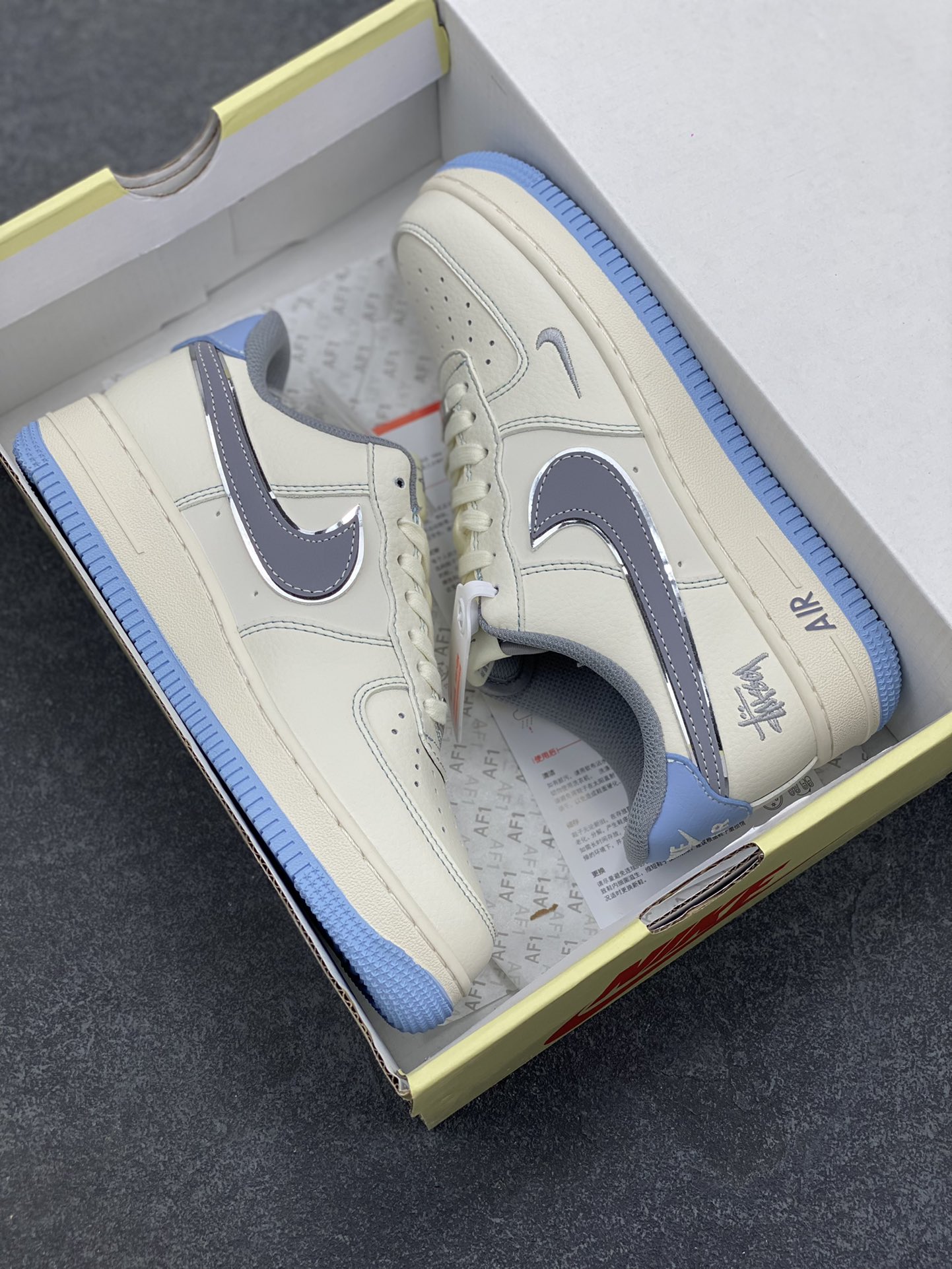 图片[9]-NIke Air Force 1 \’07 Low “斯图西联名——米灰蓝底”空军一号 低帮 运动鞋 休闲鞋 折边针车 工艺难度大 原楦头原纸板 原装鞋盒 定制五金配件 内置全掌气垫 原厂鞋底 货号：XS1958-517 尺码：36 36.5 37.5 38 38.5 39 40 40.5 41 42 42.5 43 44 44.5 45-选品中心