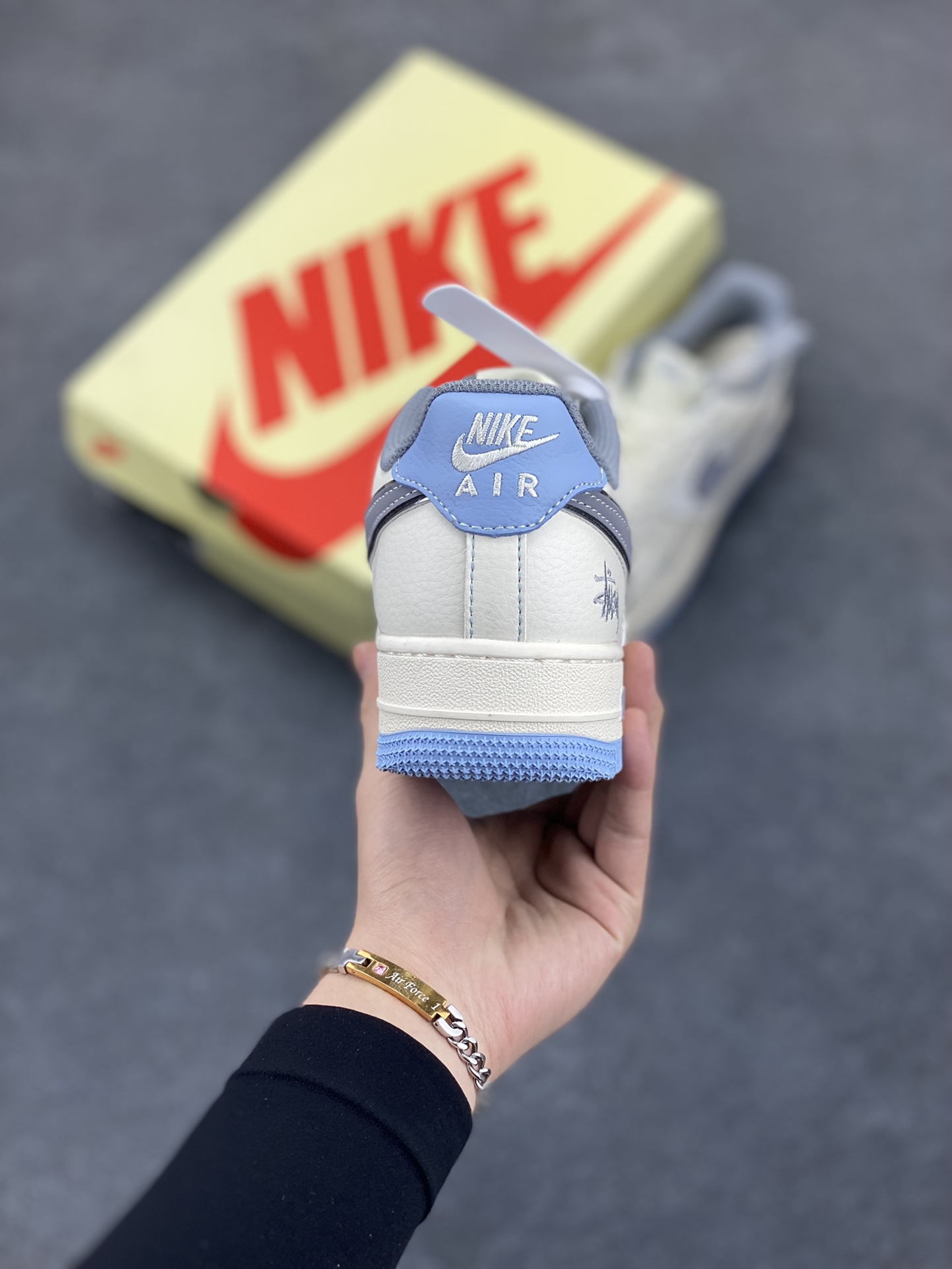 图片[4]-NIke Air Force 1 \’07 Low “斯图西联名——米灰蓝底”空军一号 低帮 运动鞋 休闲鞋 折边针车 工艺难度大 原楦头原纸板 原装鞋盒 定制五金配件 内置全掌气垫 原厂鞋底 货号：XS1958-517 尺码：36 36.5 37.5 38 38.5 39 40 40.5 41 42 42.5 43 44 44.5 45-选品中心