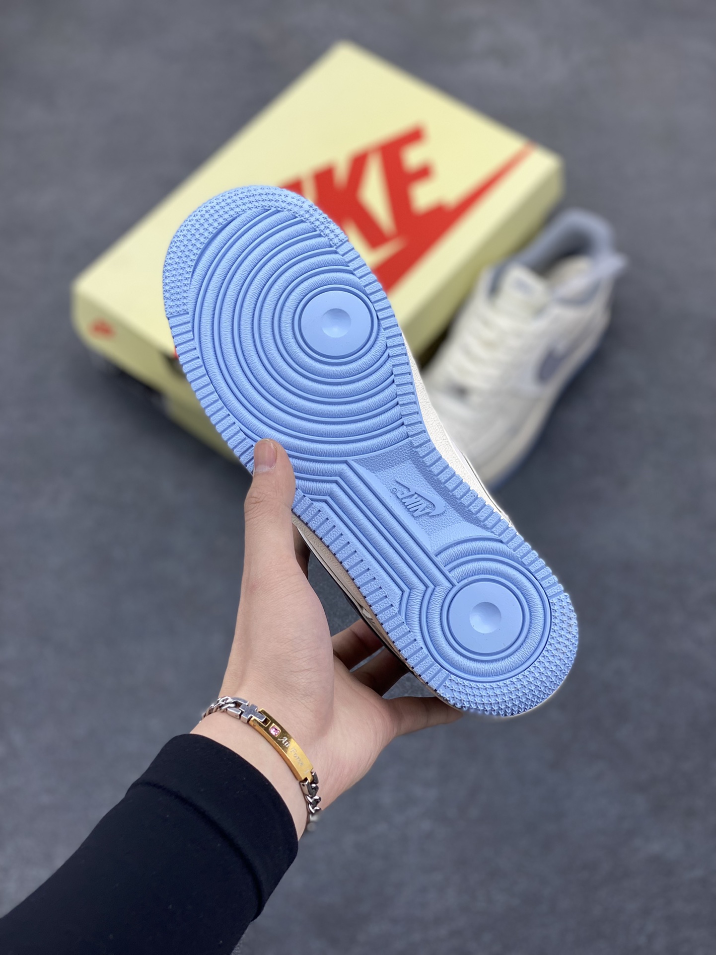 图片[5]-NIke Air Force 1 \’07 Low “斯图西联名——米灰蓝底”空军一号 低帮 运动鞋 休闲鞋 折边针车 工艺难度大 原楦头原纸板 原装鞋盒 定制五金配件 内置全掌气垫 原厂鞋底 货号：XS1958-517 尺码：36 36.5 37.5 38 38.5 39 40 40.5 41 42 42.5 43 44 44.5 45-选品中心