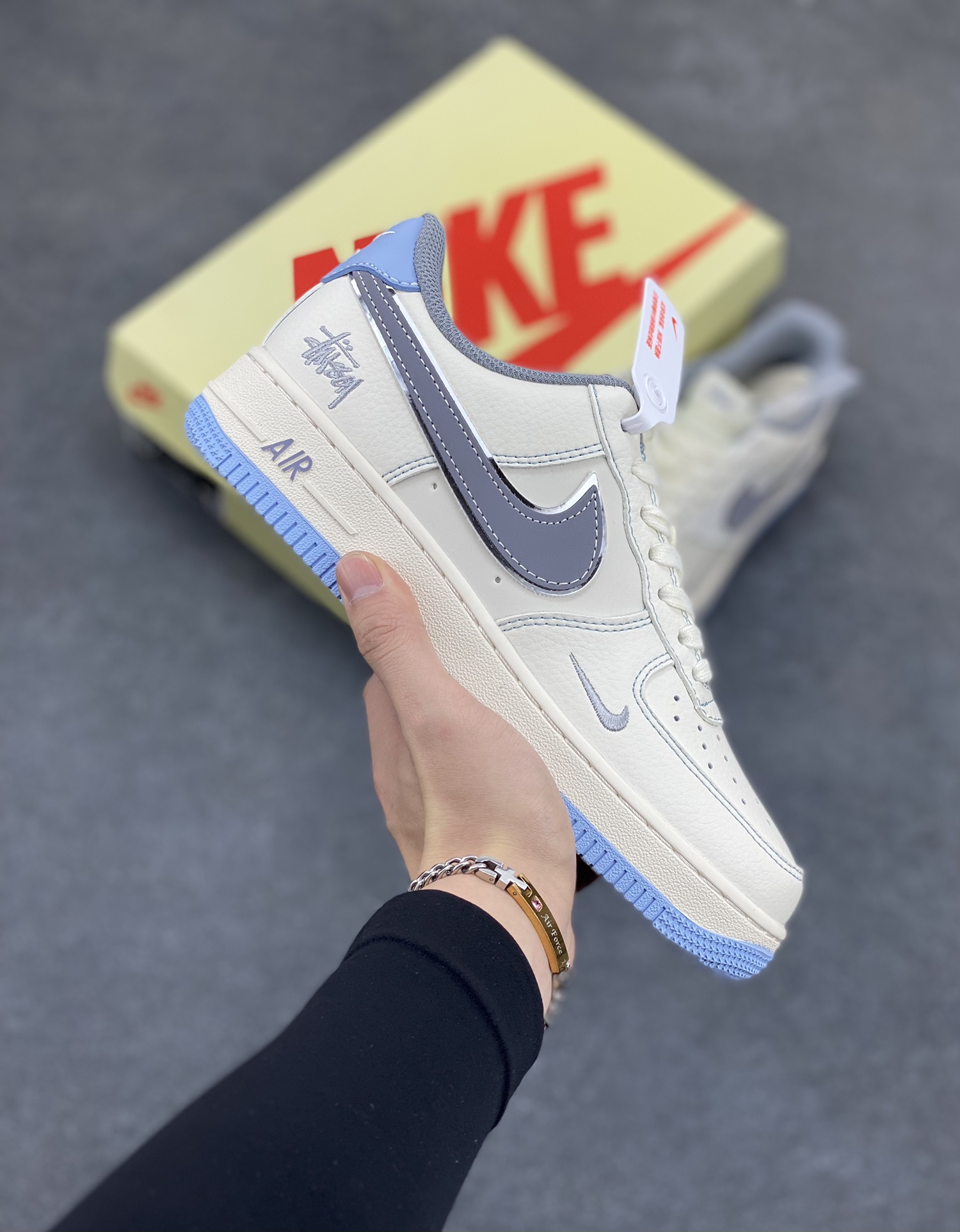 NIke Air Force 1 \’07 Low “斯图西联名——米灰蓝底”空军一号 低帮 运动鞋 休闲鞋 折边针车 工艺难度大 原楦头原纸板 原装鞋盒 定制五金配件 内置全掌气垫 原厂鞋底 货号:XS1958-517 尺码:36 36.5 37.5 38 38.5 39 40 40.5 41 42 42.5 43 44 44.5 45-选品中心