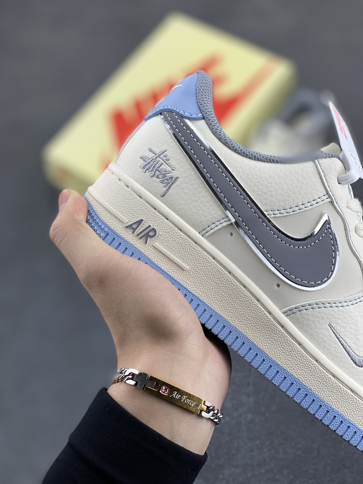 图片[6]-NIke Air Force 1 \’07 Low “斯图西联名——米灰蓝底”空军一号 低帮 运动鞋 休闲鞋 折边针车 工艺难度大 原楦头原纸板 原装鞋盒 定制五金配件 内置全掌气垫 原厂鞋底 货号：XS1958-517 尺码：36 36.5 37.5 38 38.5 39 40 40.5 41 42 42.5 43 44 44.5 45-选品中心