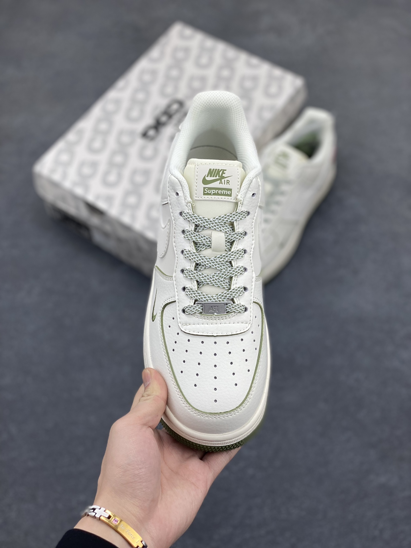 图片[2]-NIke Air Force 1 \’07 Low “Supreme北面联名–米白透心绿”空军一号 低帮 运动鞋 休闲鞋 折边针车 工艺难度大 原楦头原纸板 原装鞋盒 定制五金配件 内置全掌气垫 原厂鞋底 货号：XZ1996-527 尺码：36 36.5 37.5 38 38.5 39 40 40.5 41 42 42.5 43 44 44.5 45-选品中心